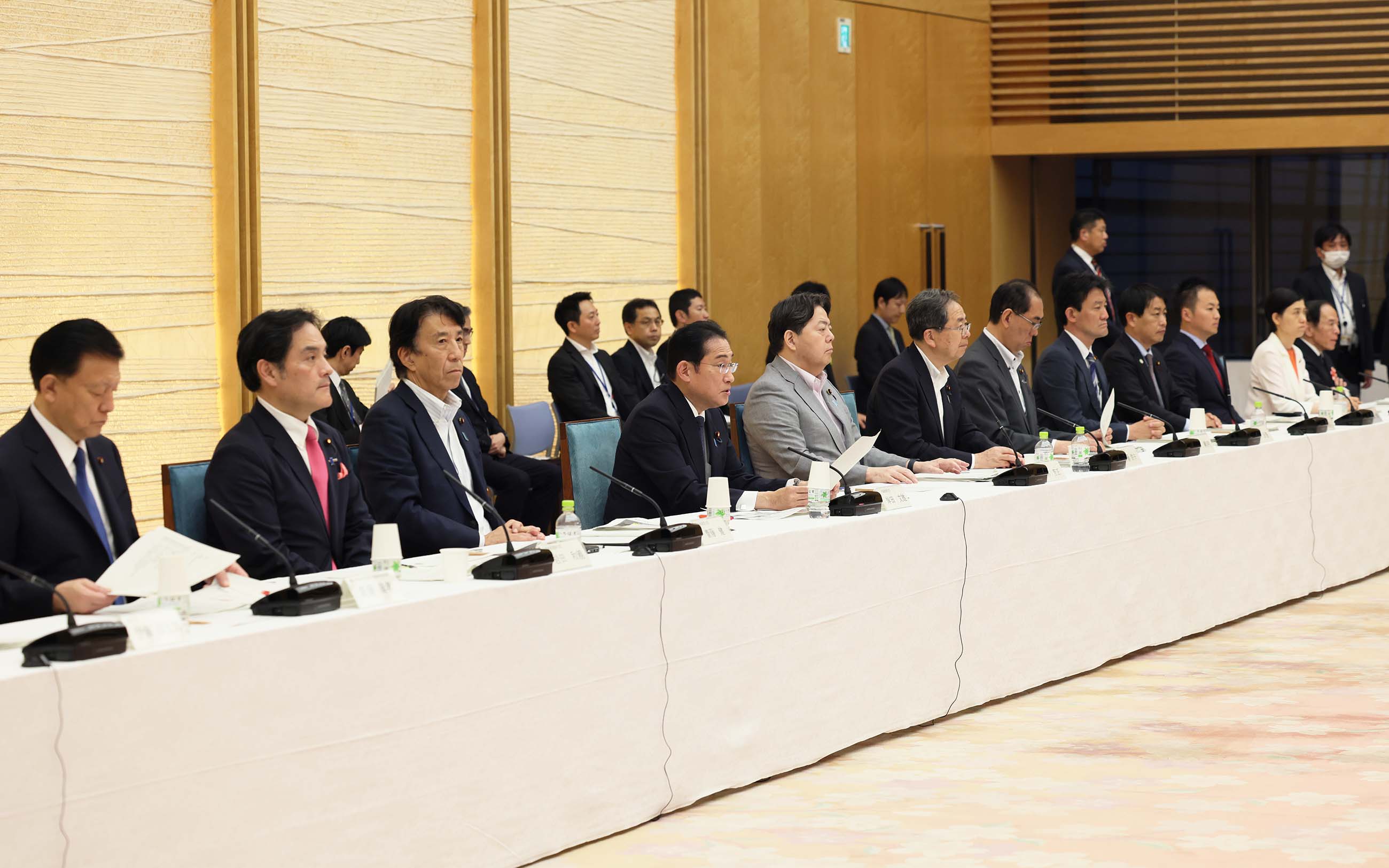 会議のまとめを行う岸田総理６