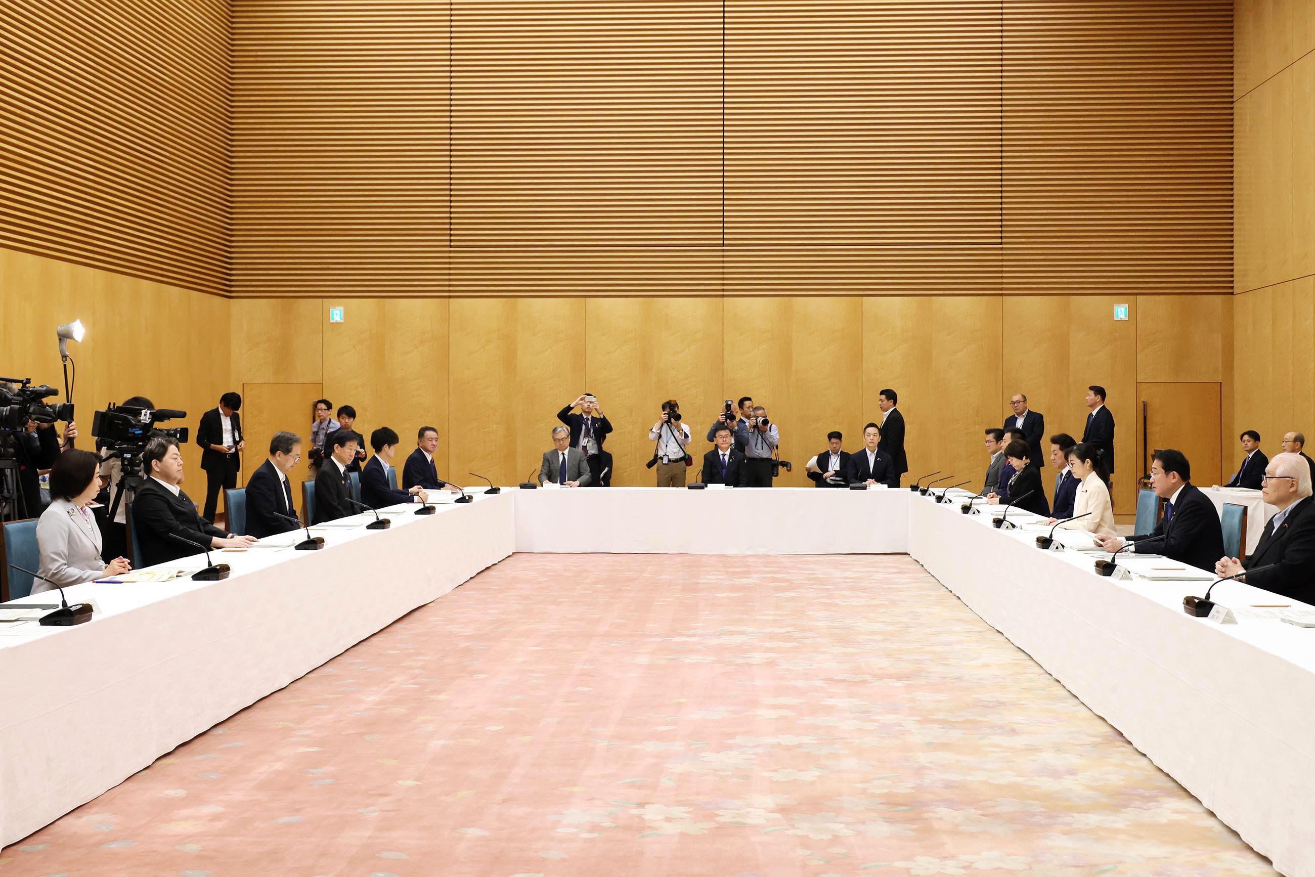 会議のまとめを行う岸田総理３
