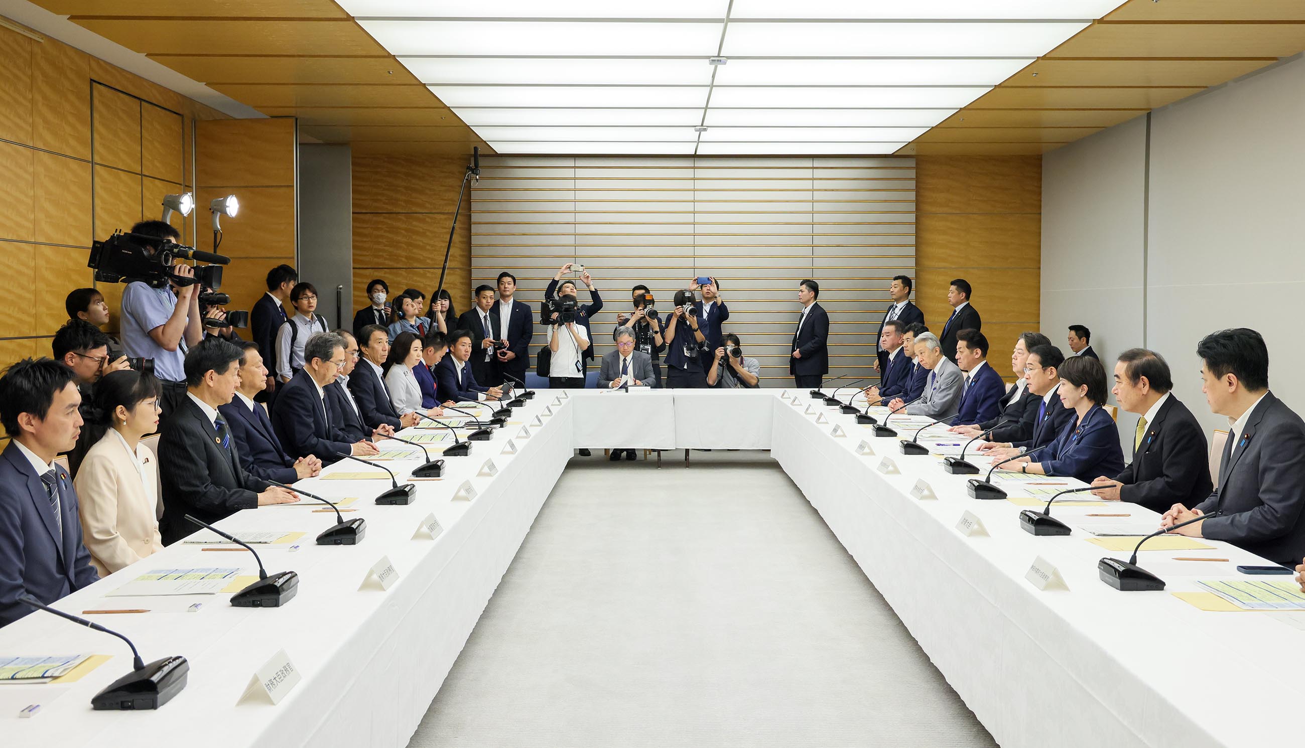 会議のまとめを行う岸田総理３