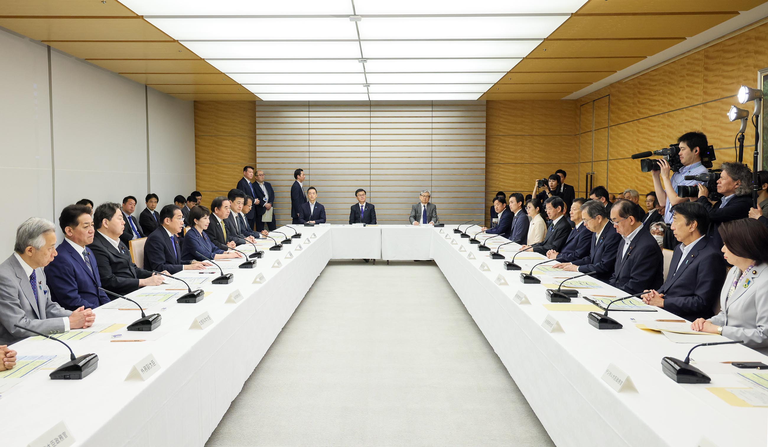 会議のまとめを行う岸田総理４