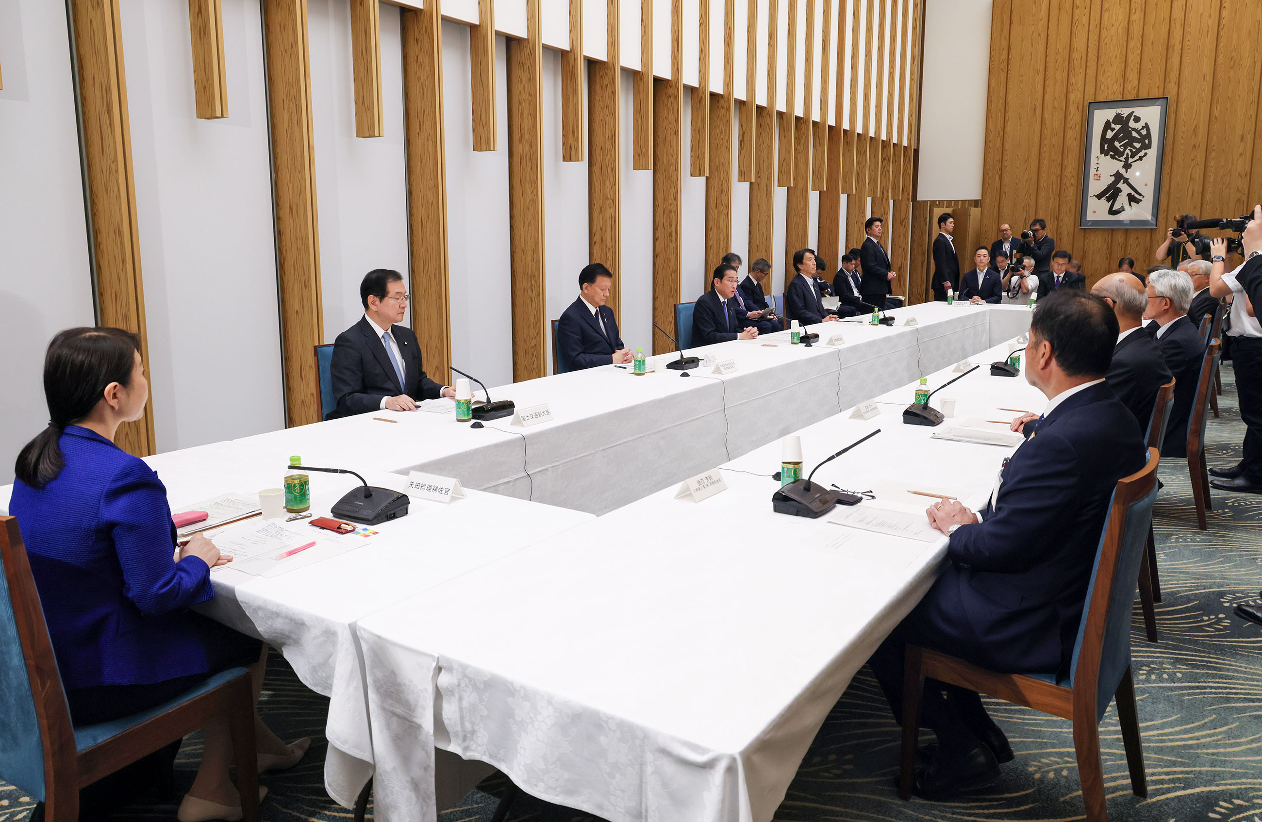 懇談のまとめを行う岸田総理２