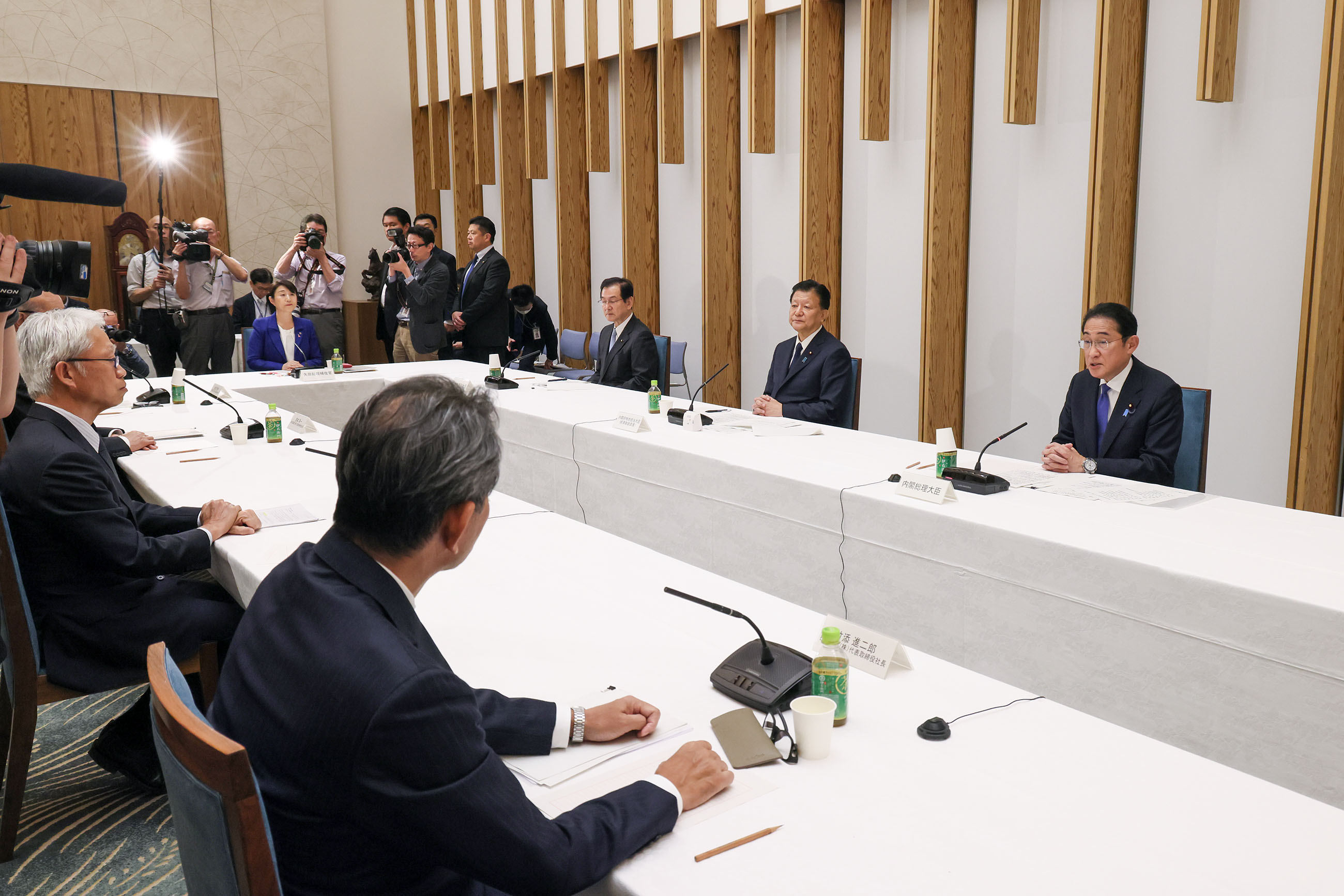懇談のまとめを行う岸田総理３