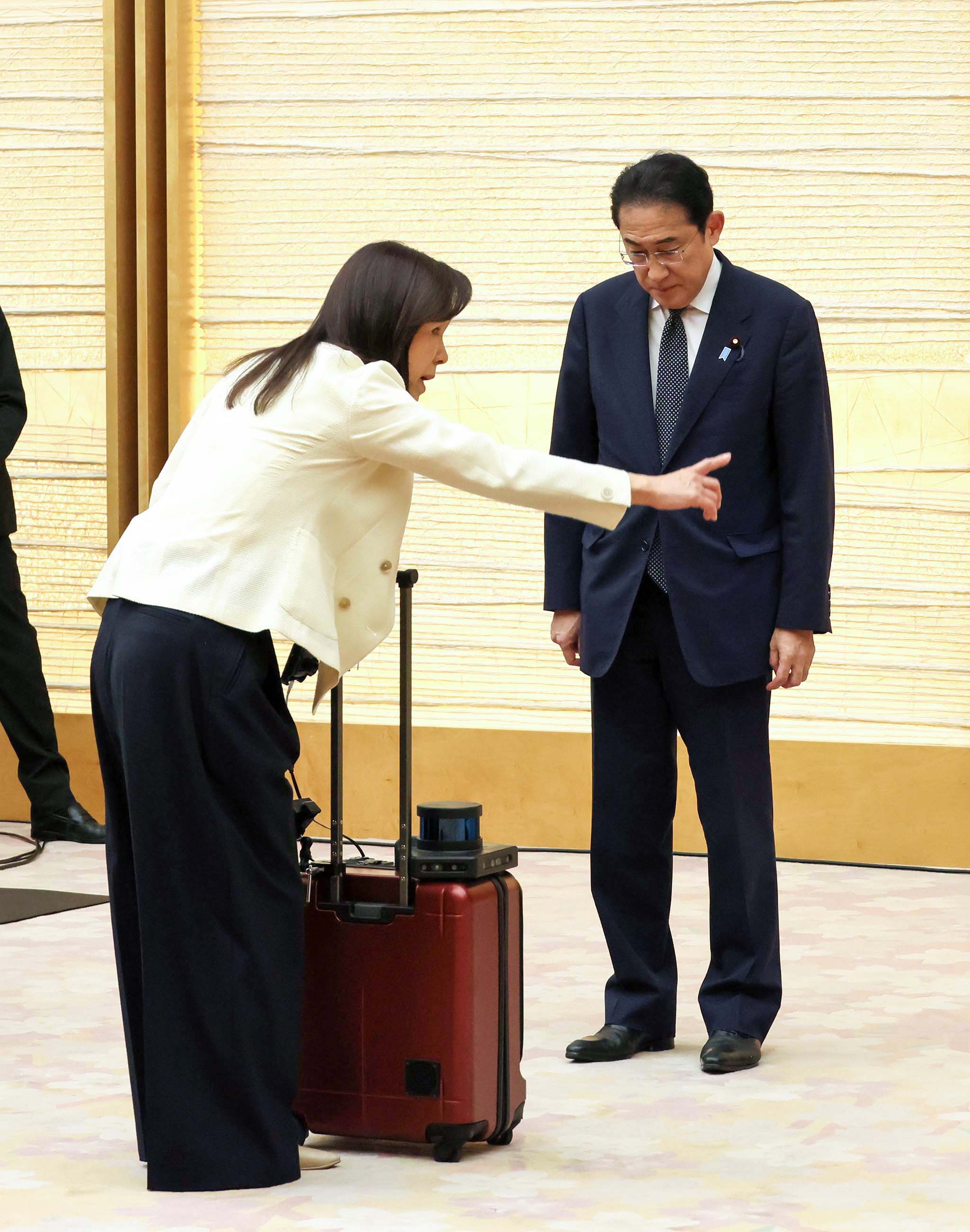 技術の説明を受ける岸田総理１
