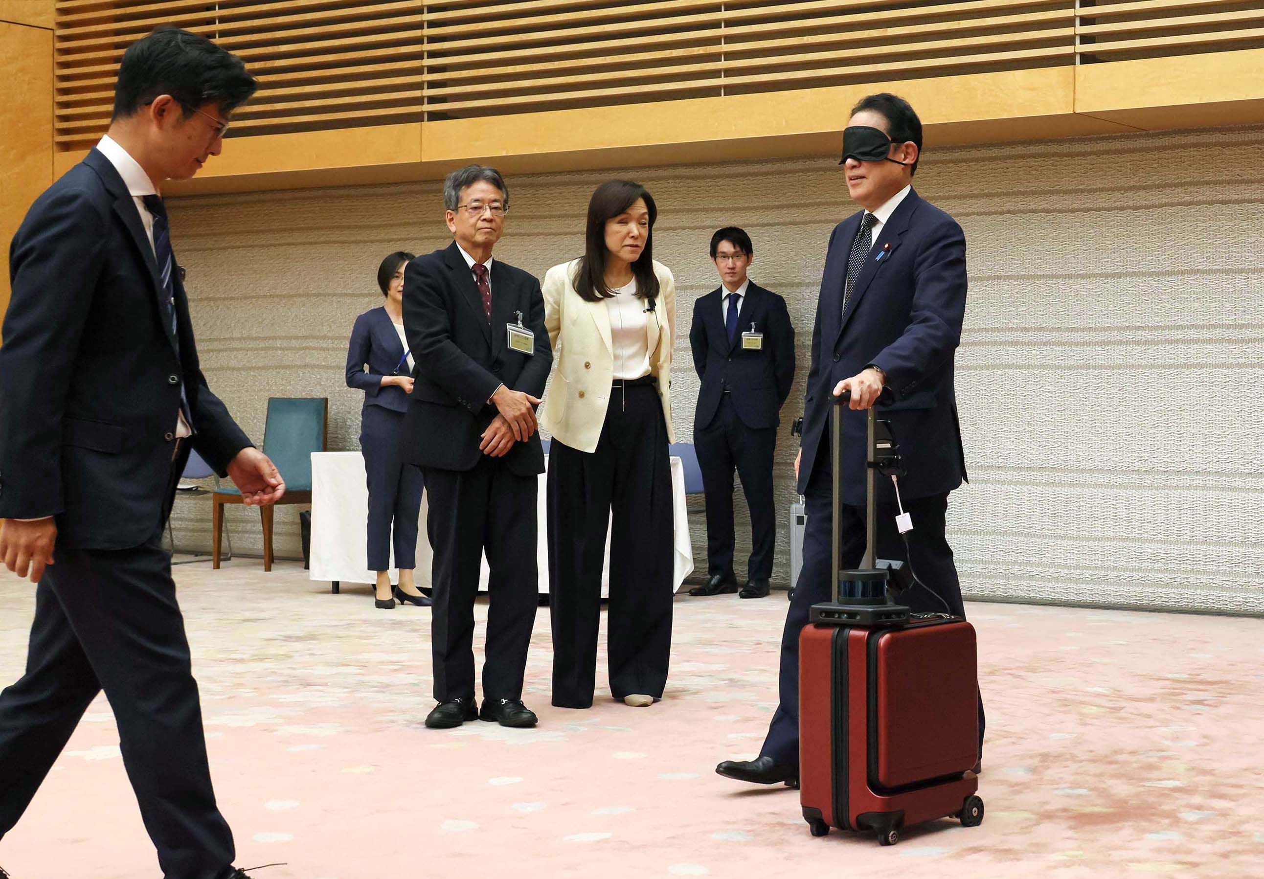 技術の説明を受ける岸田総理２