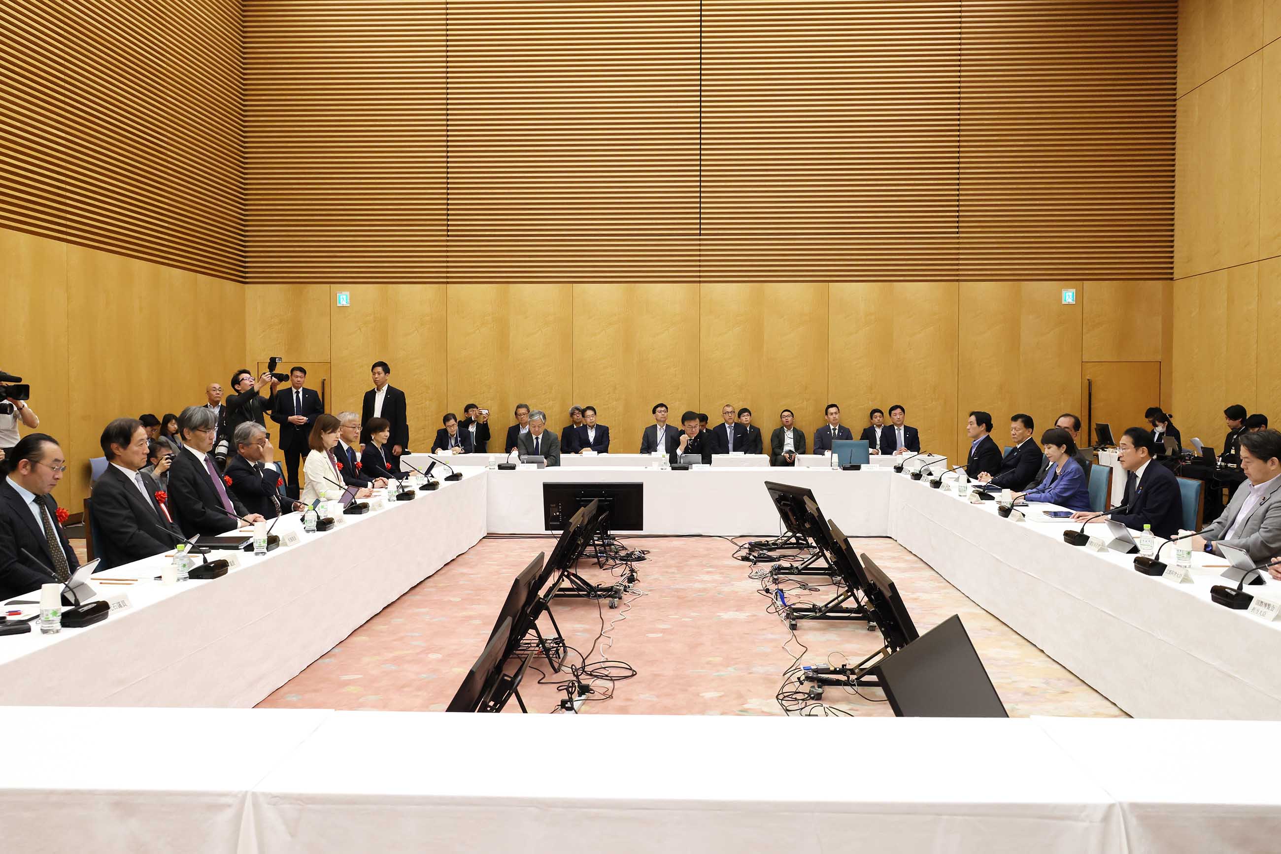 会議のまとめを行う岸田総理３