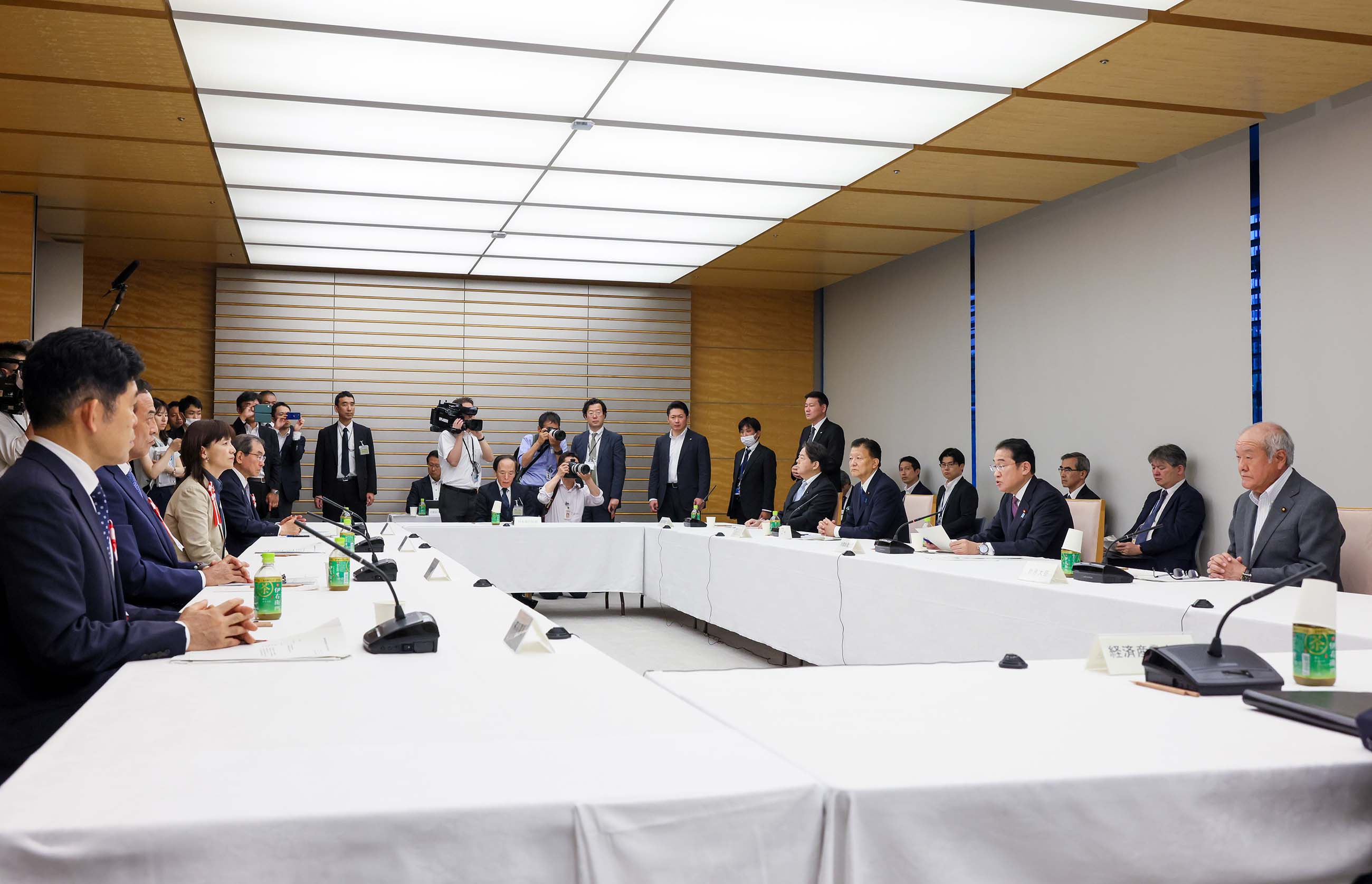 会議のまとめを行う岸田総理３