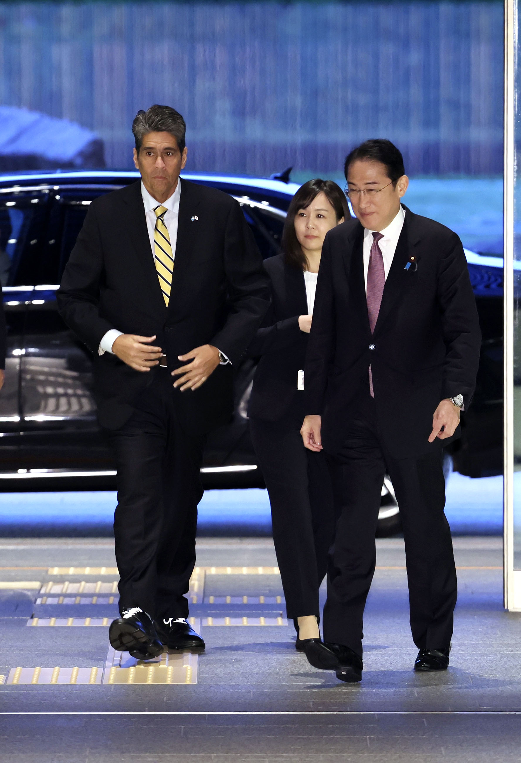 ウィップス・パラオ大統領を出迎える岸田総理