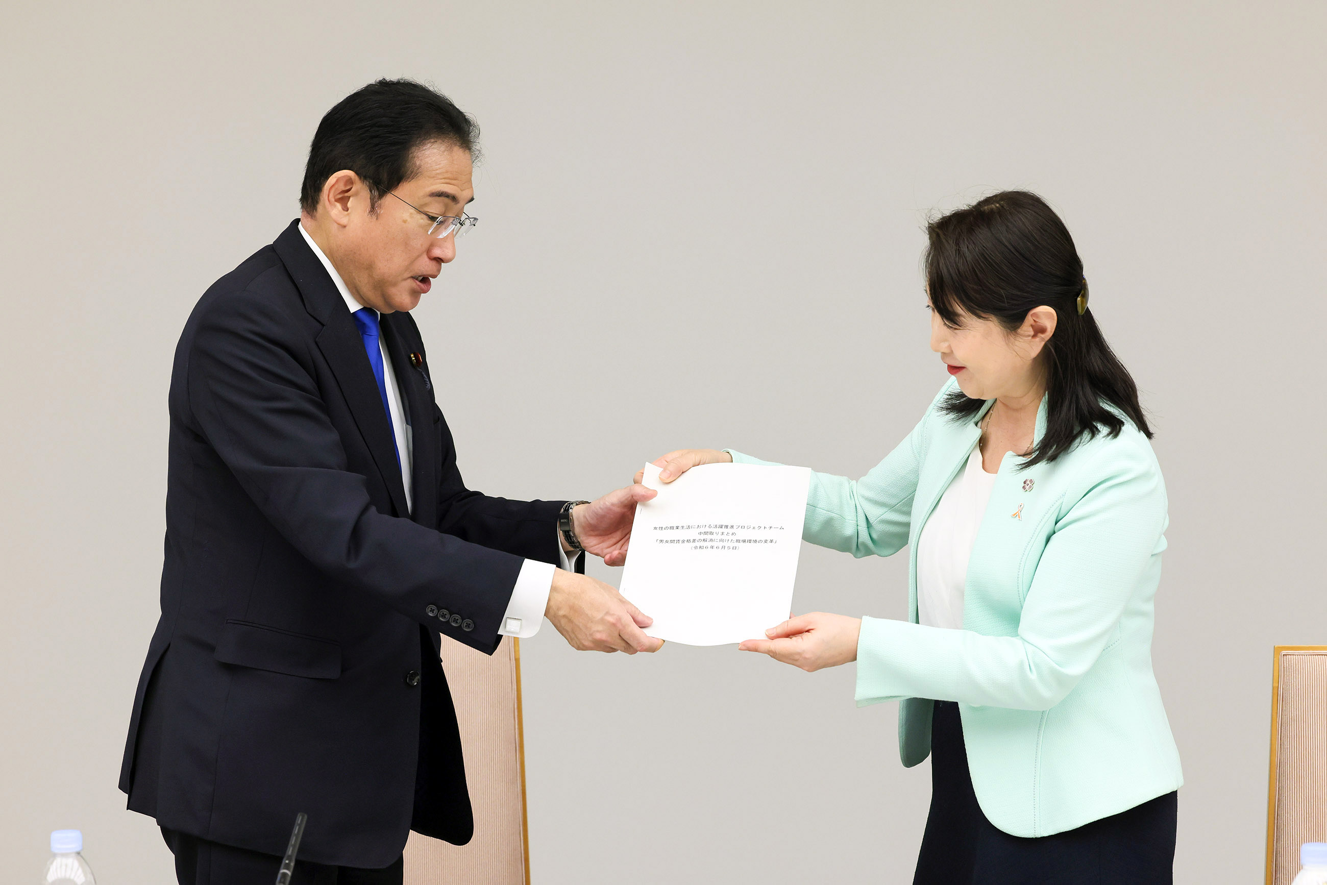 中間取りまとめを受け取る岸田総理１