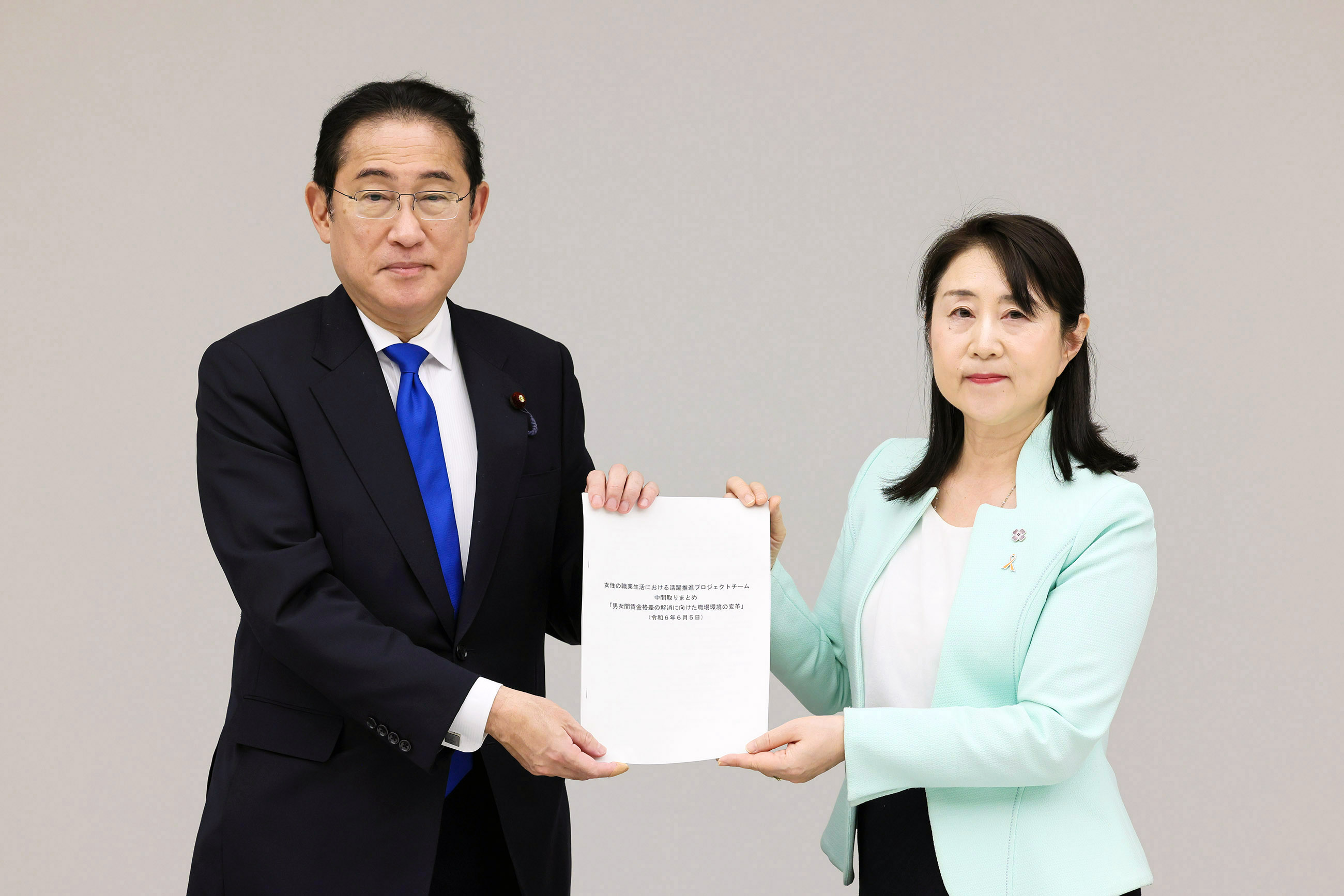 中間取りまとめを受け取る岸田総理２