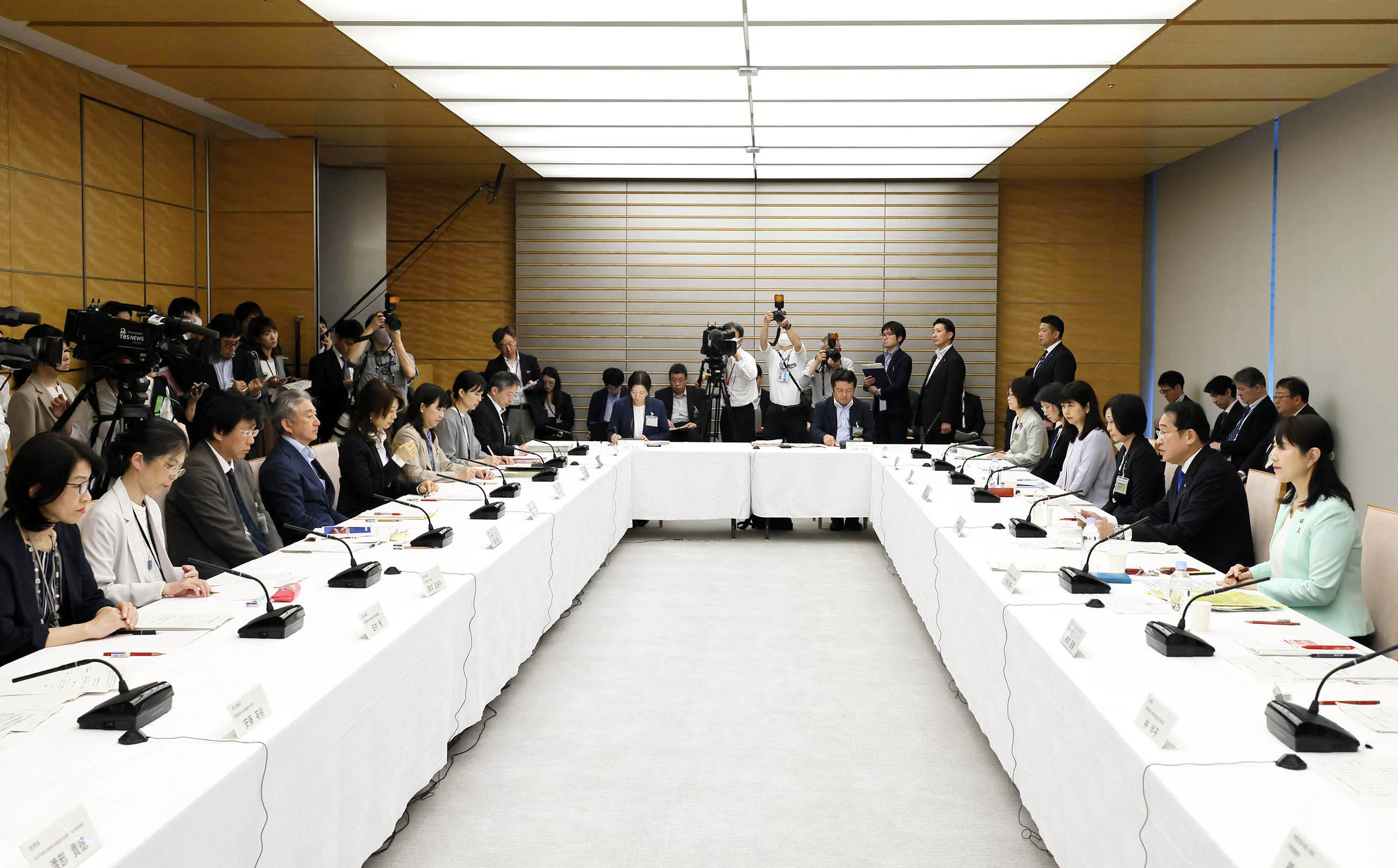 会議のまとめを行う岸田総理３
