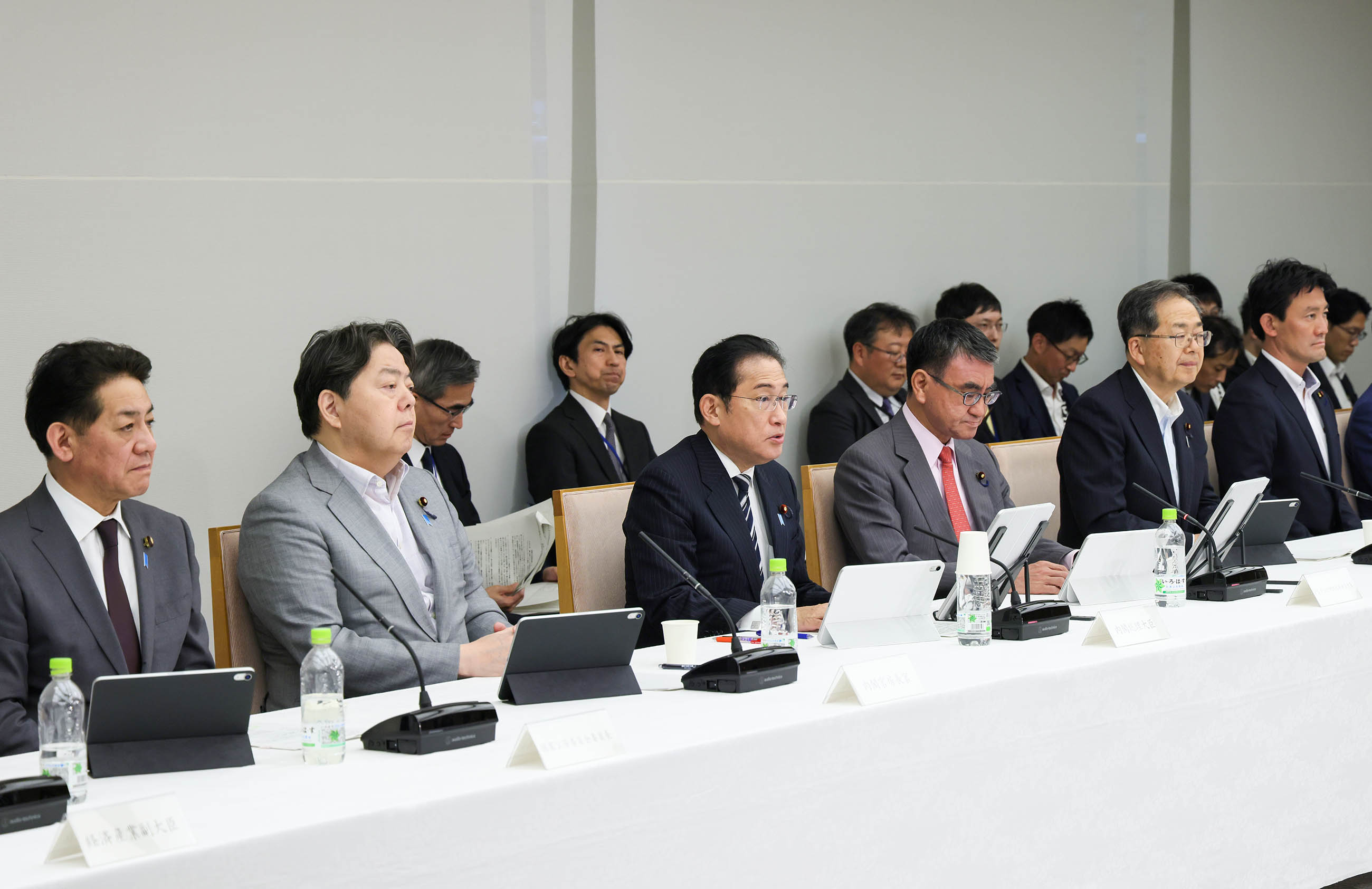 会議のまとめを行う岸田総理３
