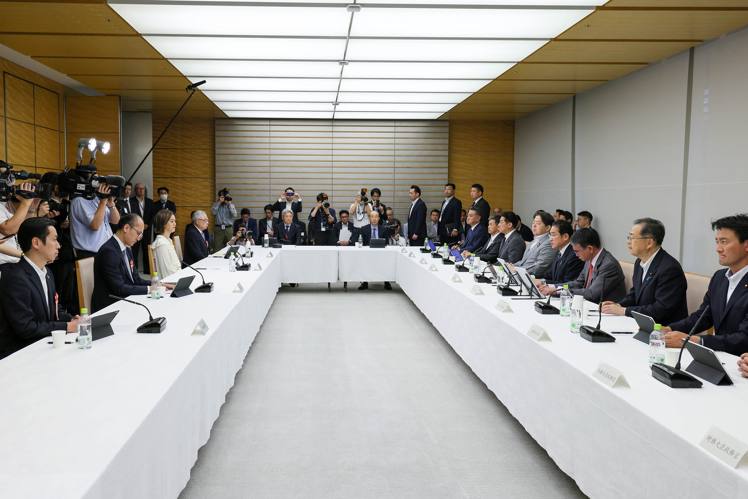 会議のまとめを行う岸田総理４