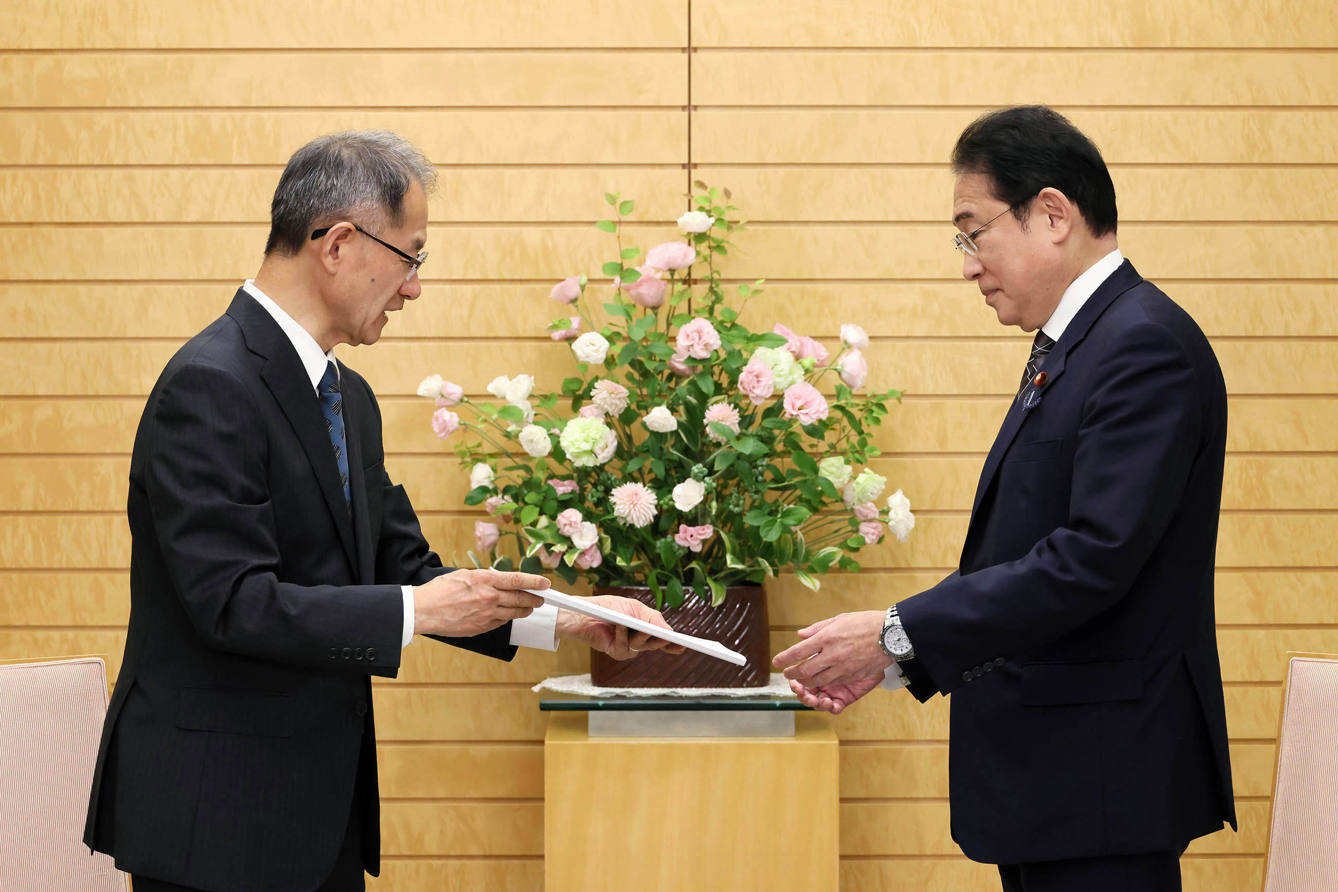 共同声明を受け取る岸田総理３