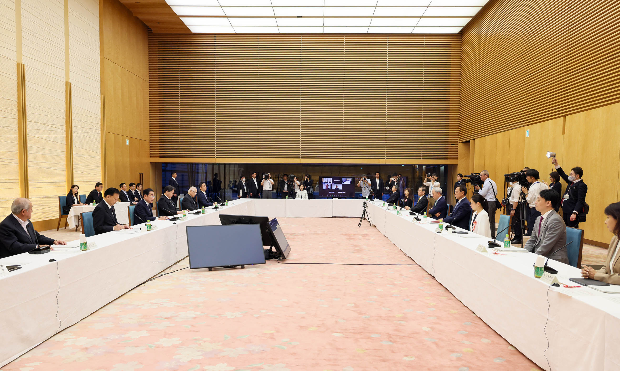 会議のまとめを行う岸田総理３