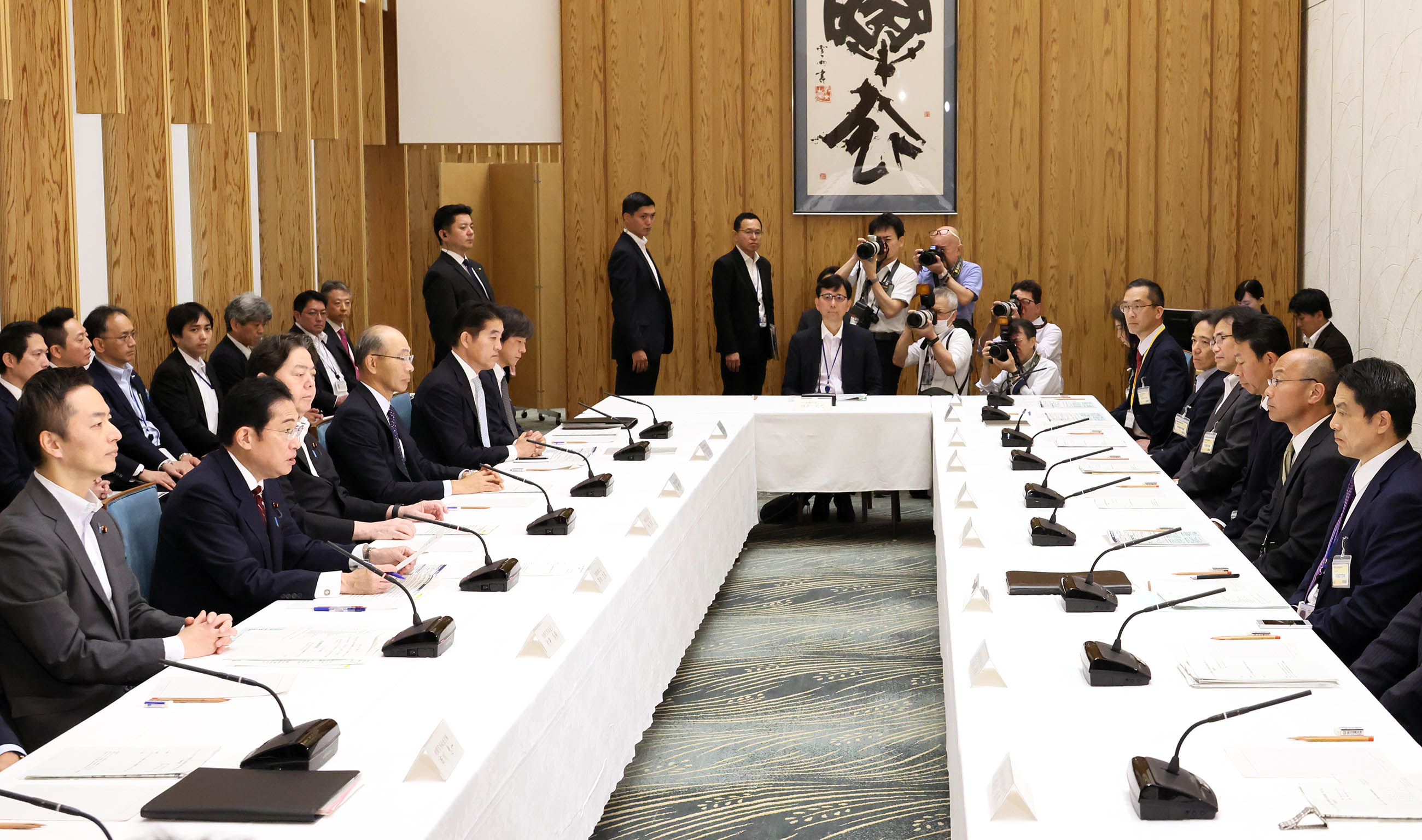 会議のまとめを行う岸田総理３