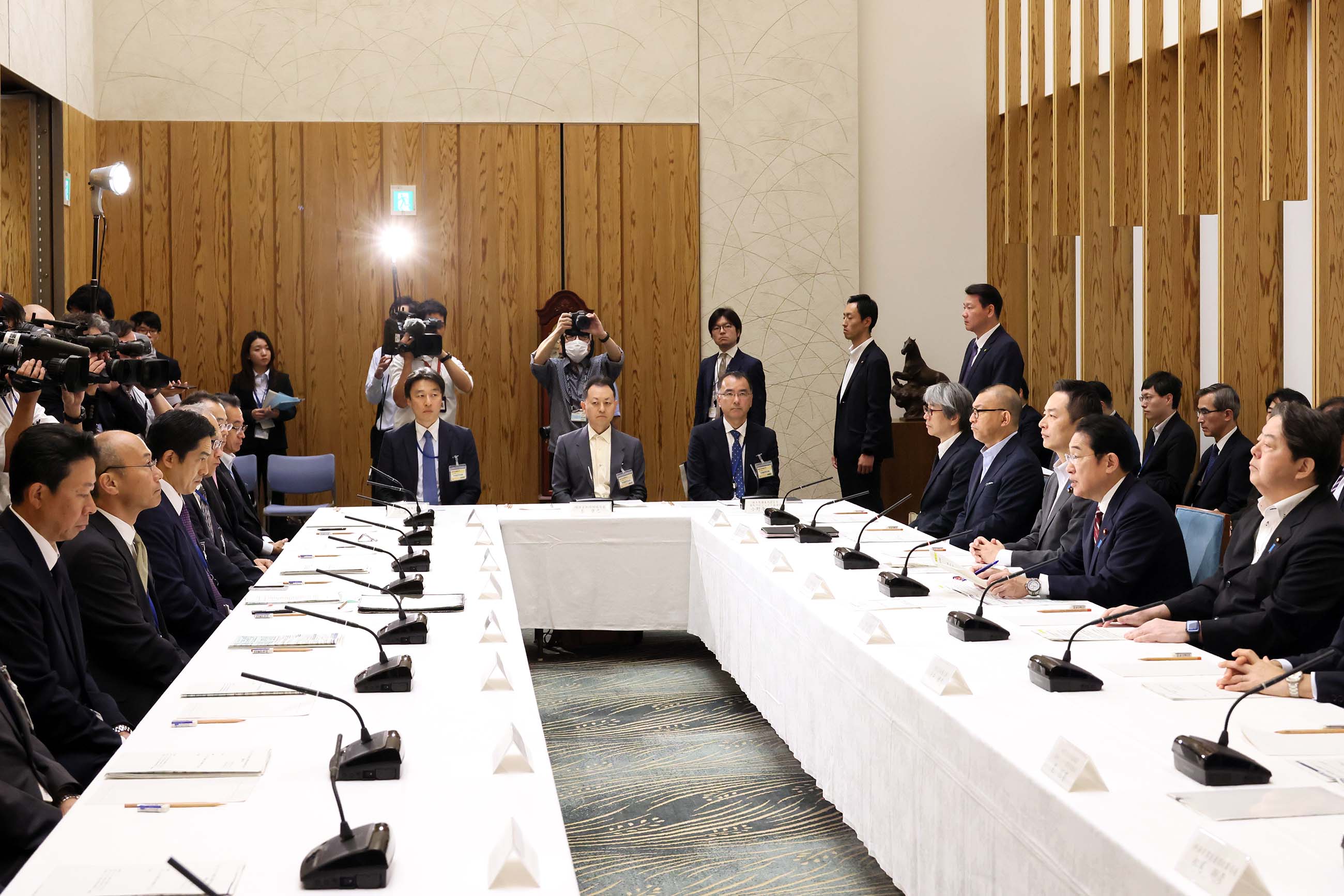 会議のまとめを行う岸田総理４