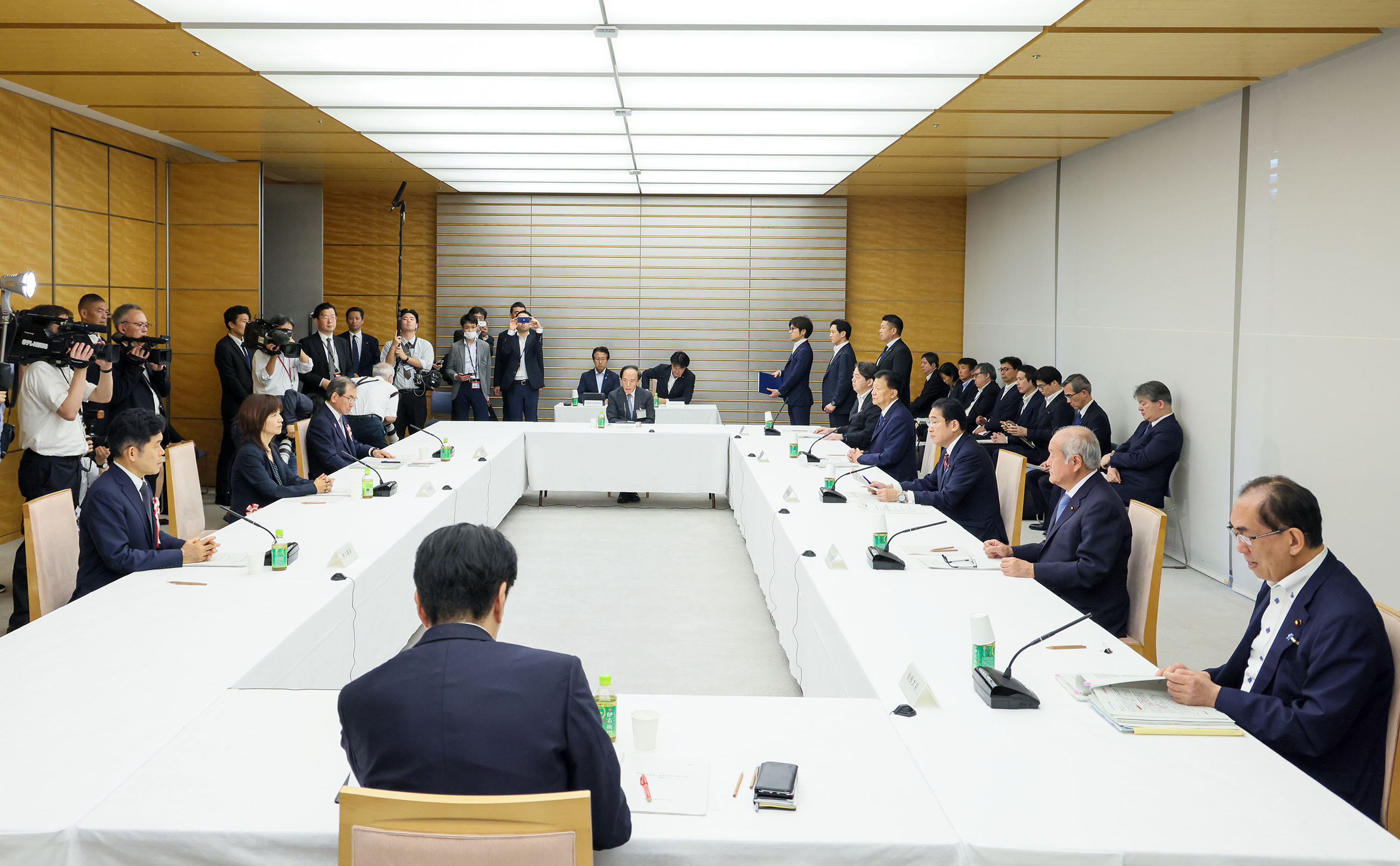 会議のまとめを行う岸田総理３