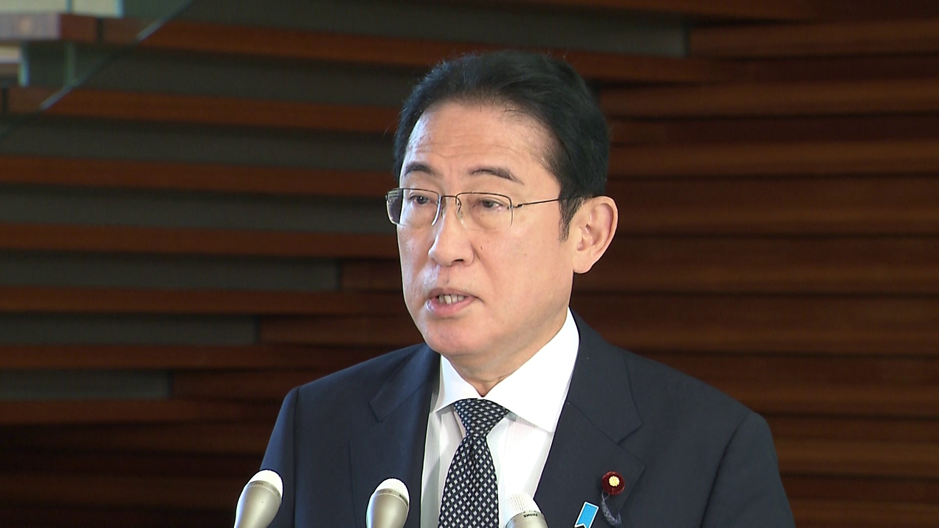 記者の質問に答える岸田総理