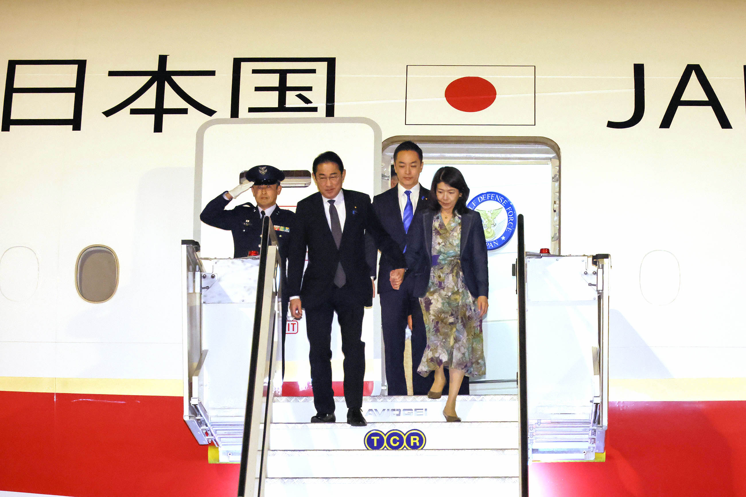 イタリアに到着する岸田総理１