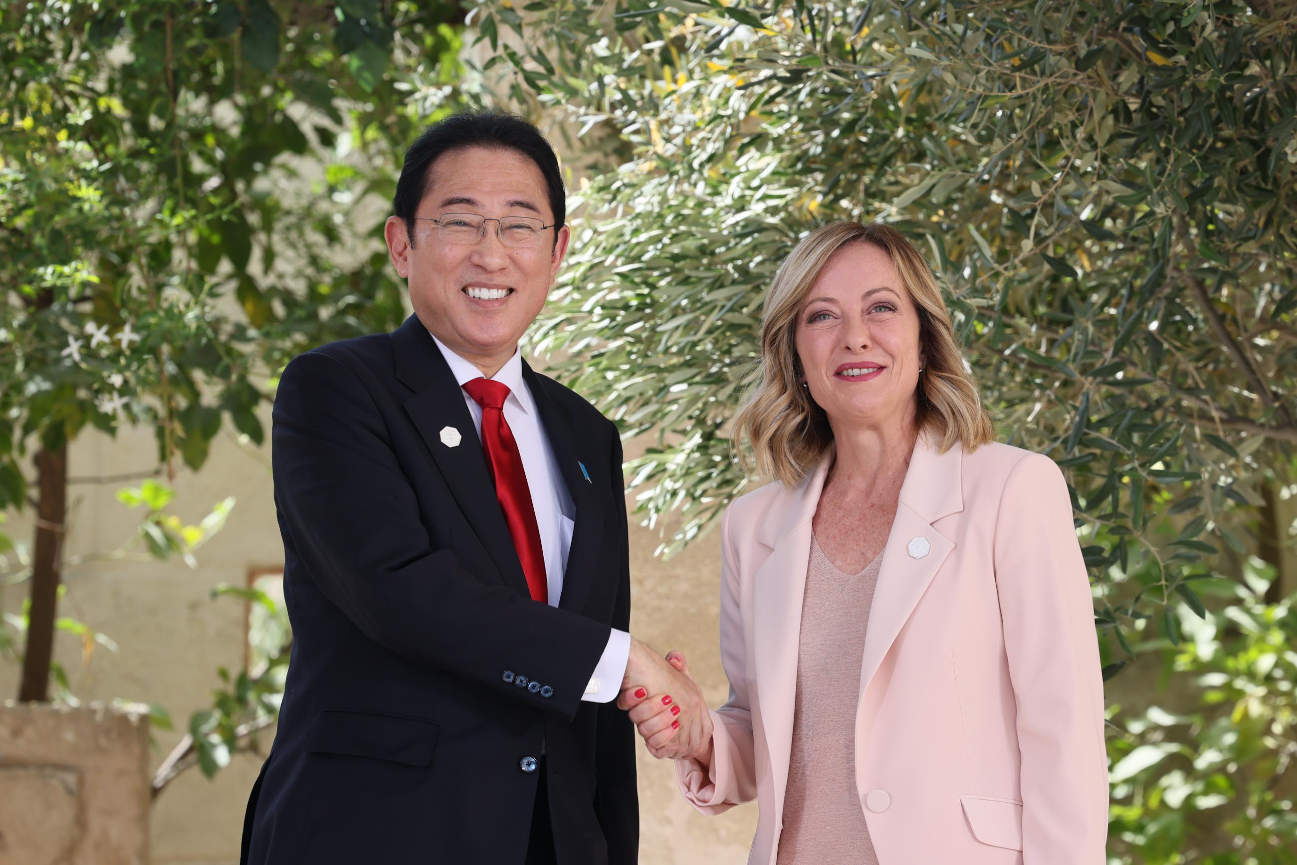 メローニ伊首相による出迎えを受ける岸田総理２