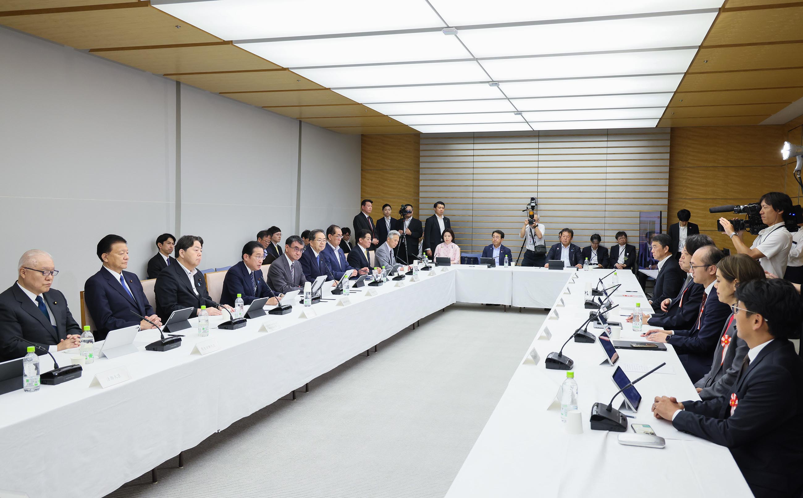 会議のまとめを行う岸田総理２