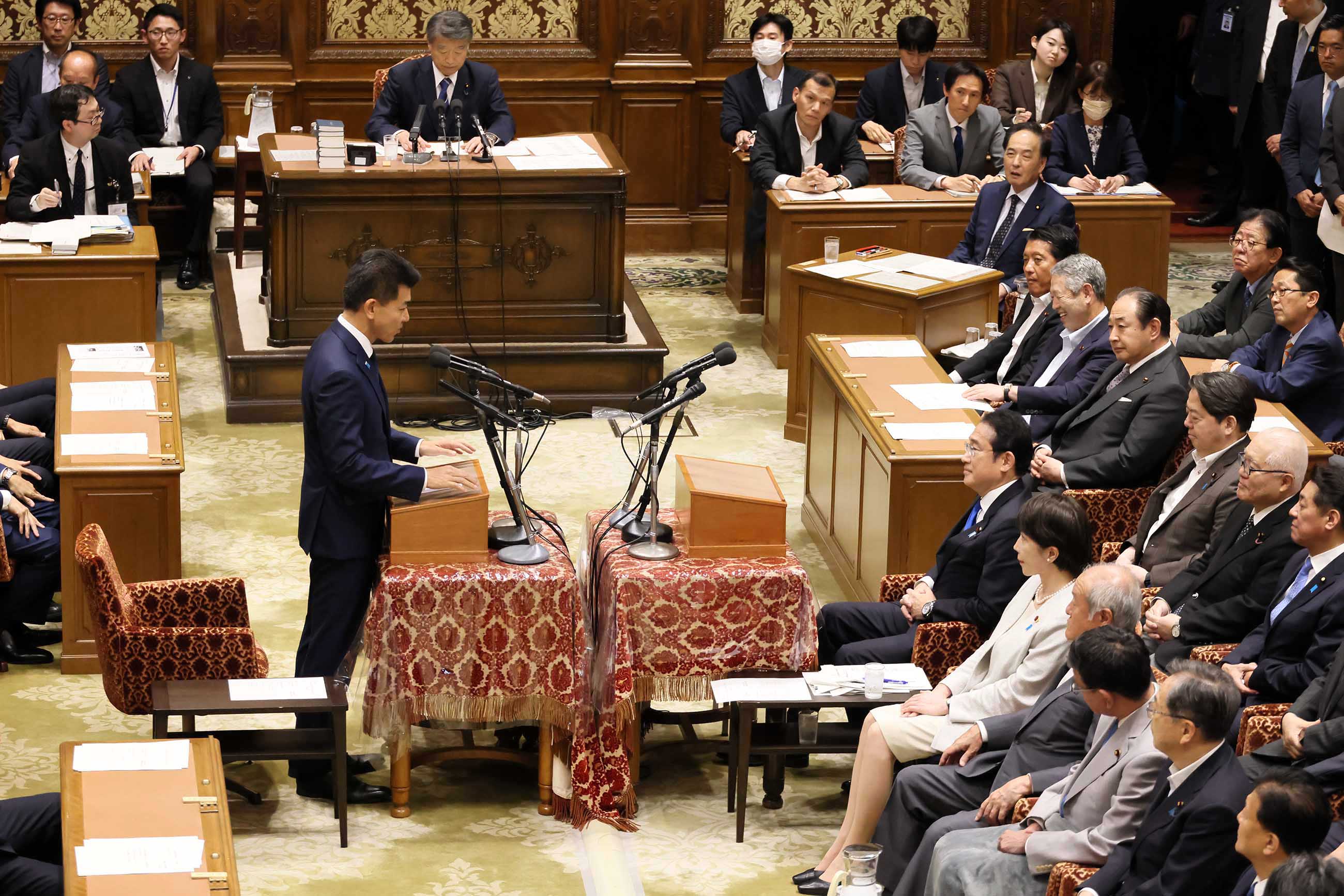 発言を聞く岸田総理１