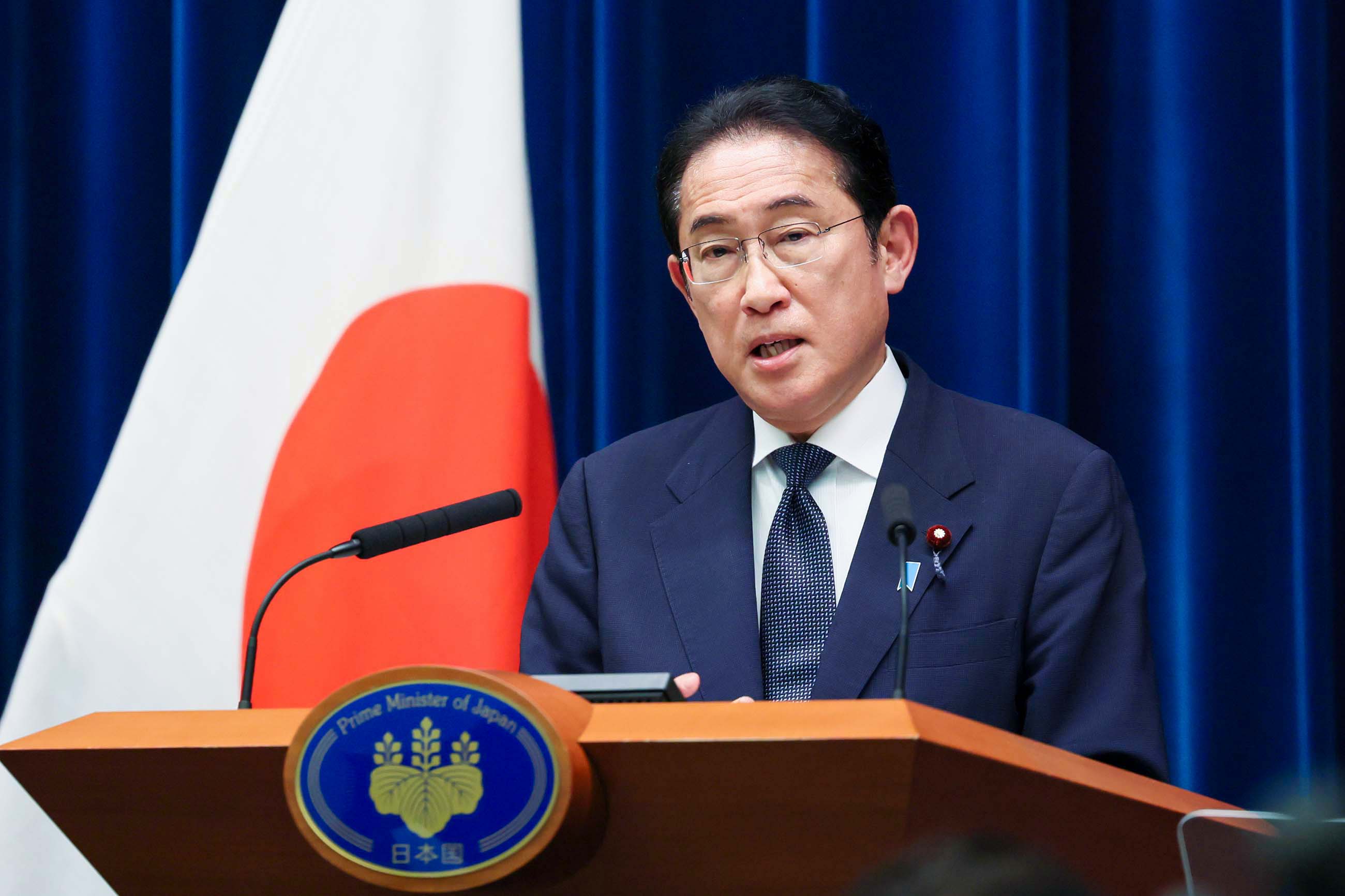 記者の質問に答える岸田総理１