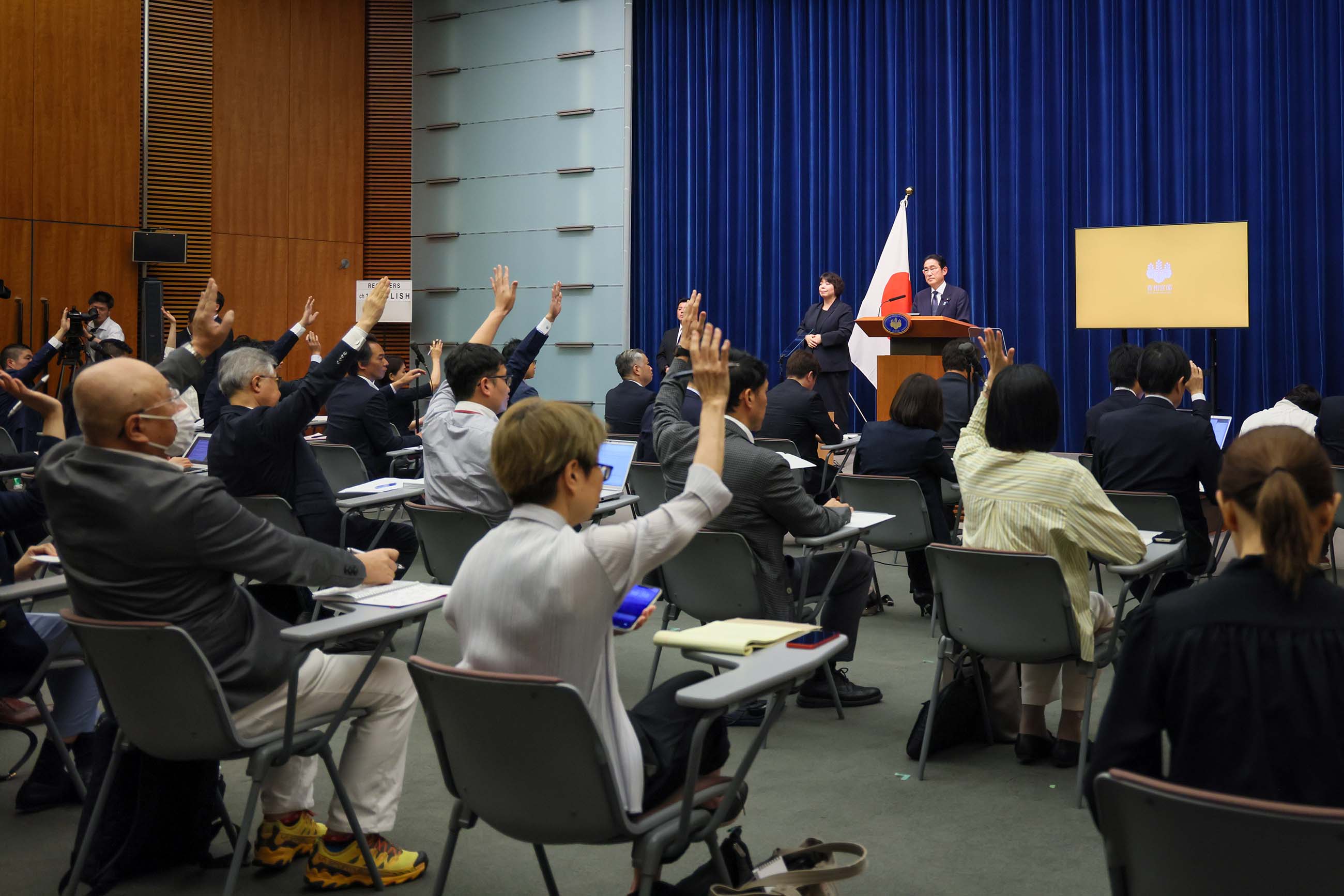 記者の質問に答える岸田総理２
