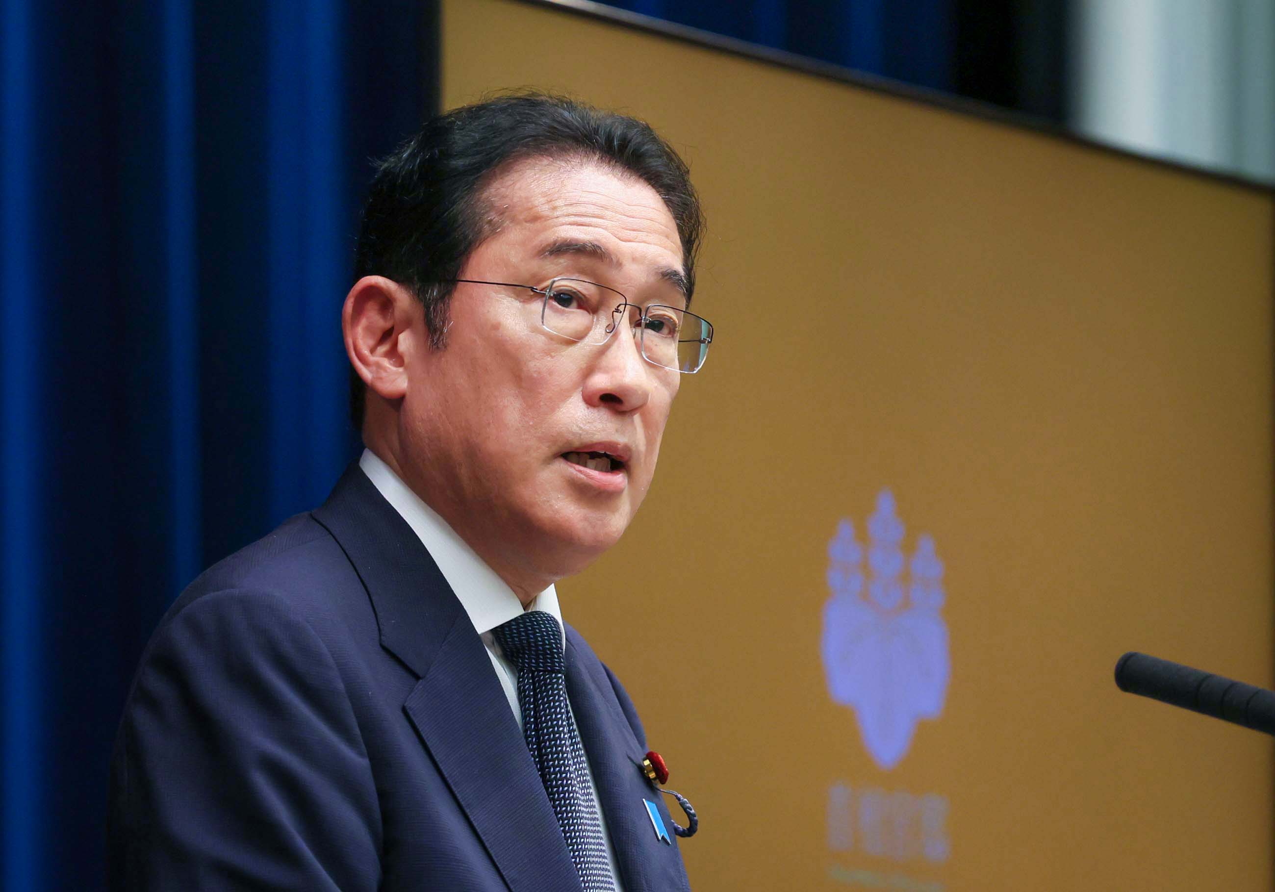 記者の質問に答える岸田総理３