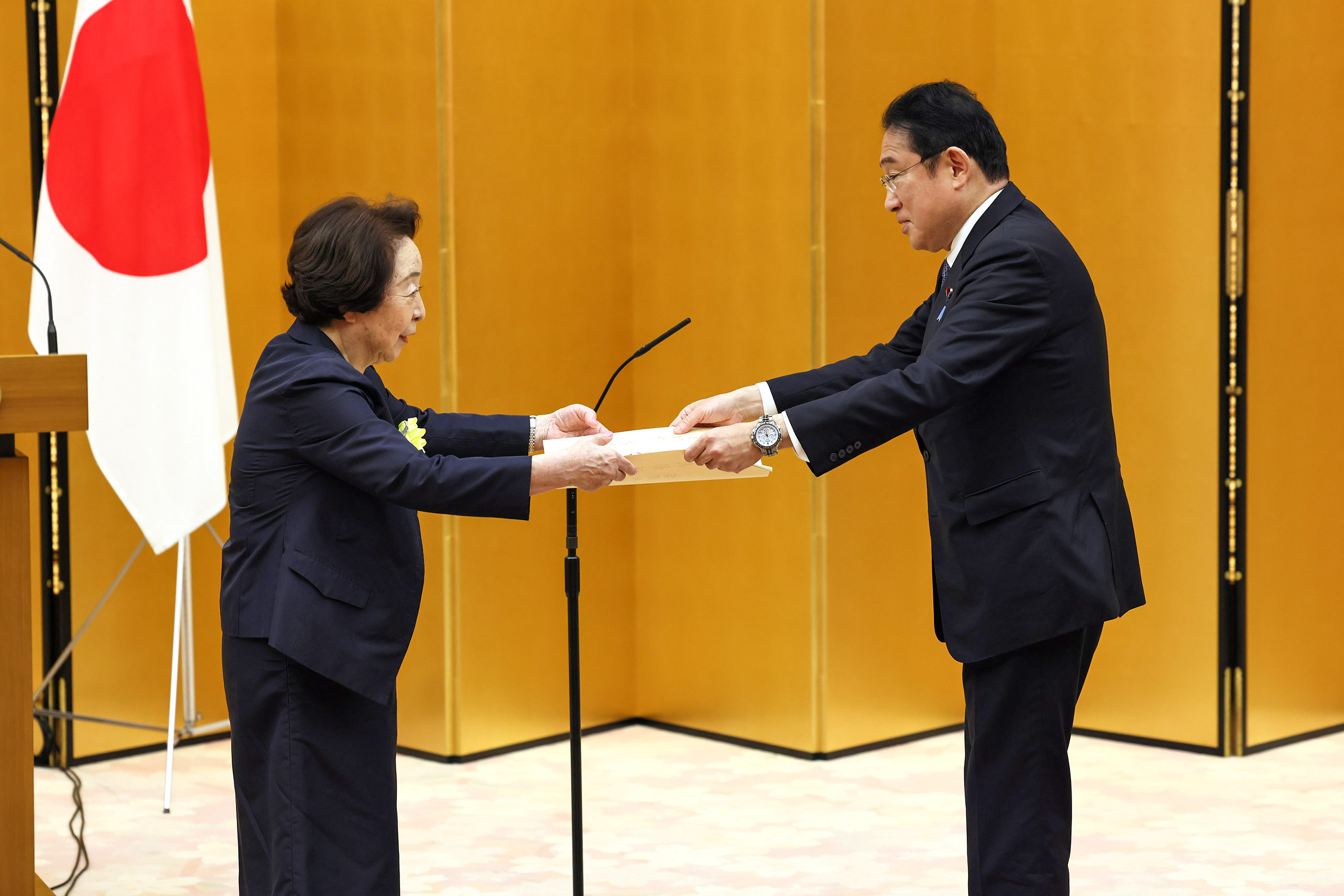 表彰状を授与する岸田総理
