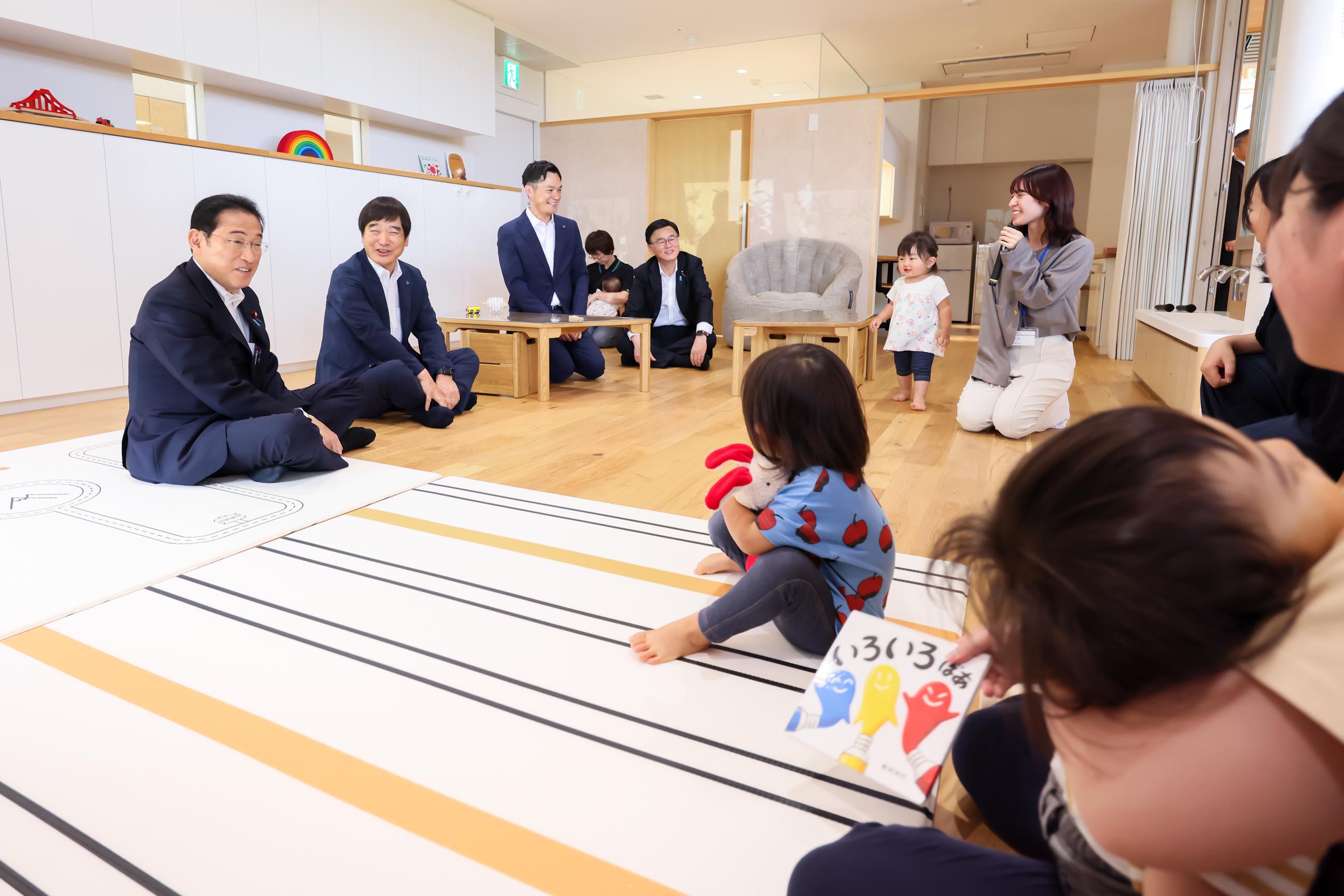 電子部品を製造する企業を視察する岸田総理７