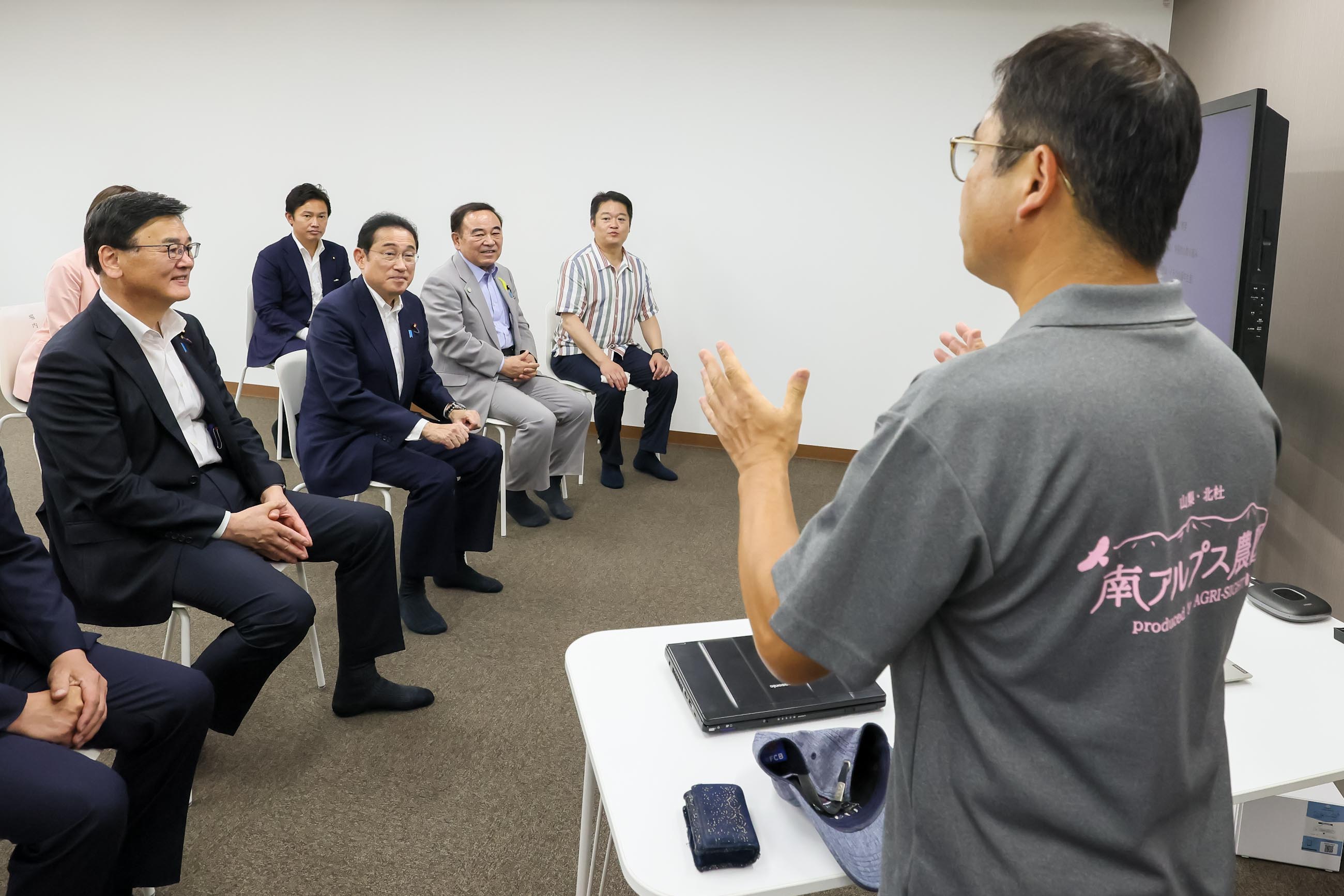 トマト栽培を行う企業で概要説明を受ける岸田総理