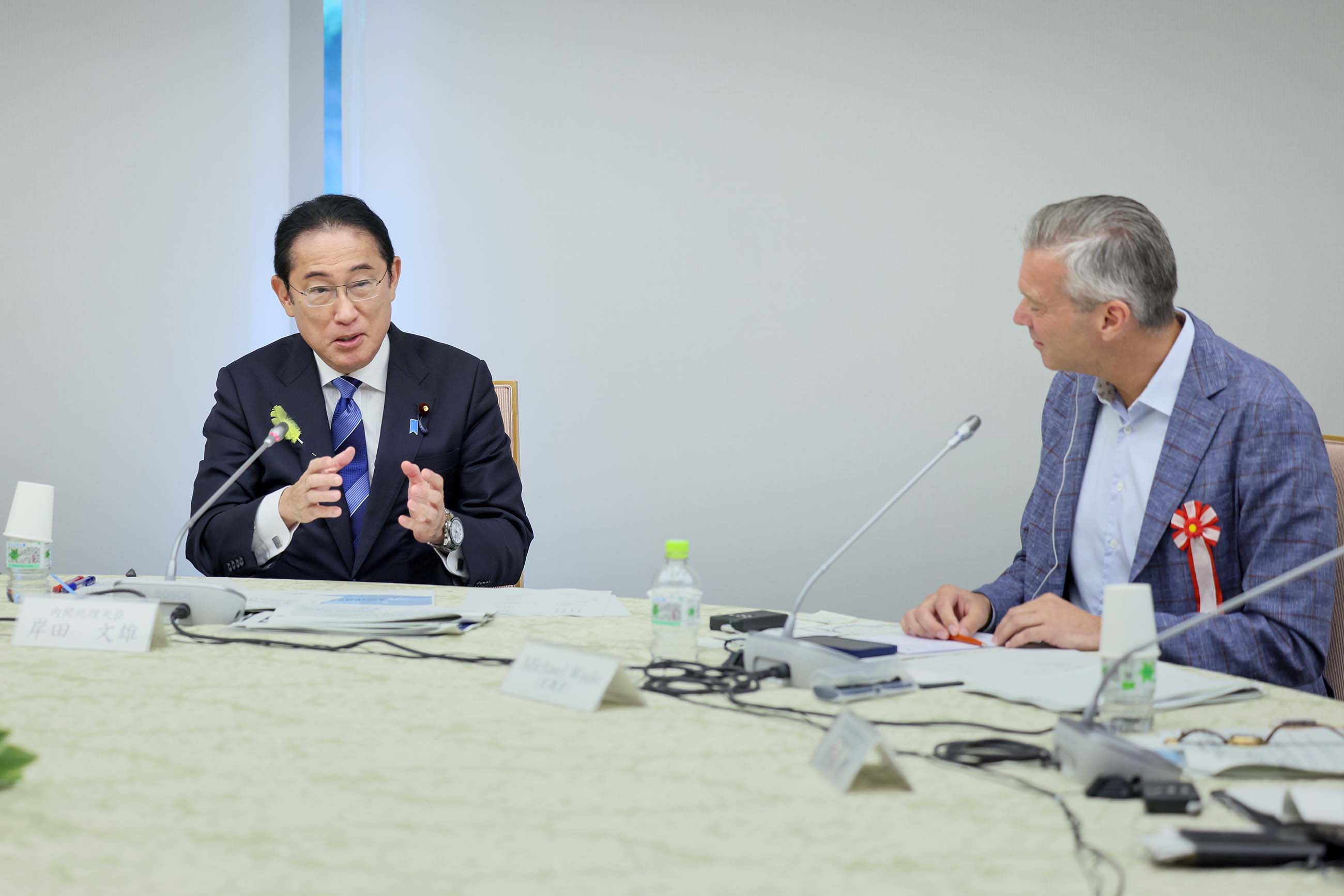 意見交換を行う岸田総理６