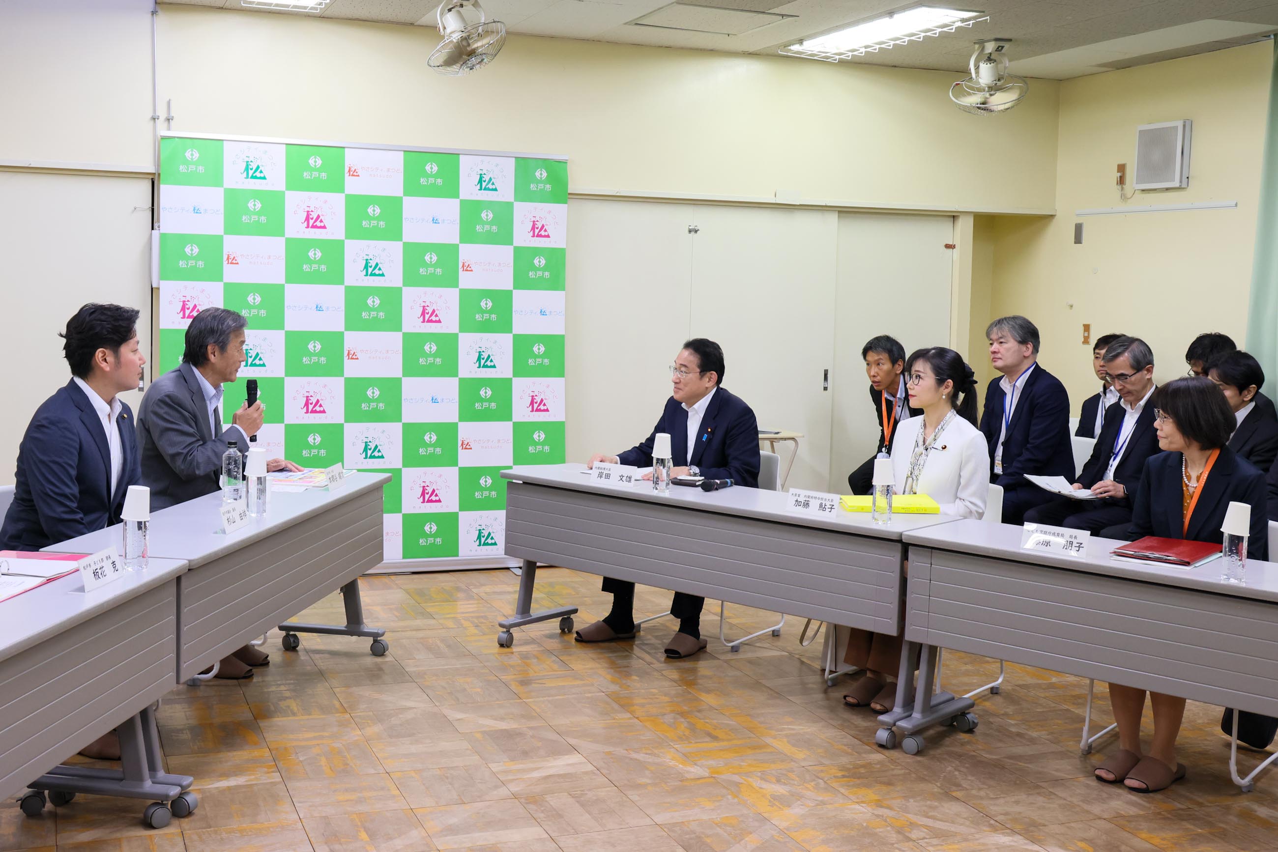 こども誰でも通園制度に関する説明を受ける岸田総理１