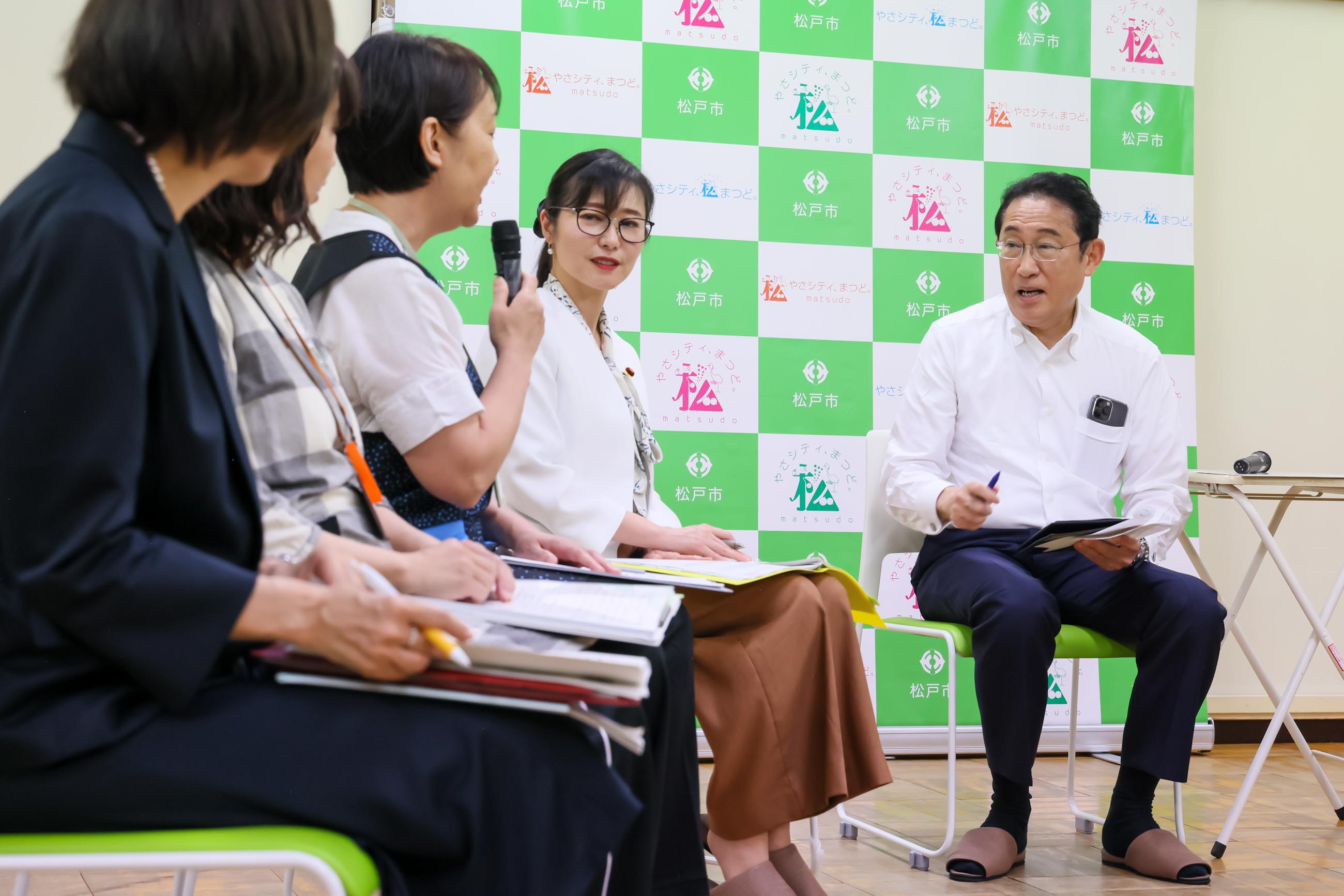 意見交換する岸田総理４