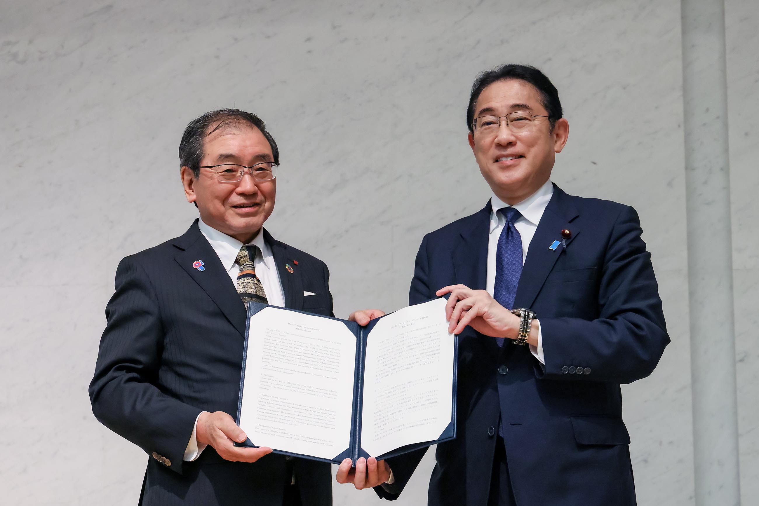 提言書を受け取る岸田総理