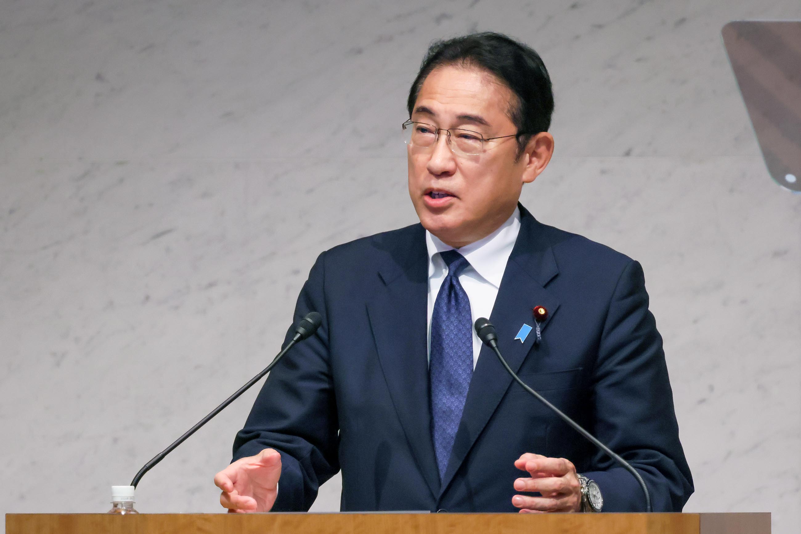 スピーチする岸田総理４