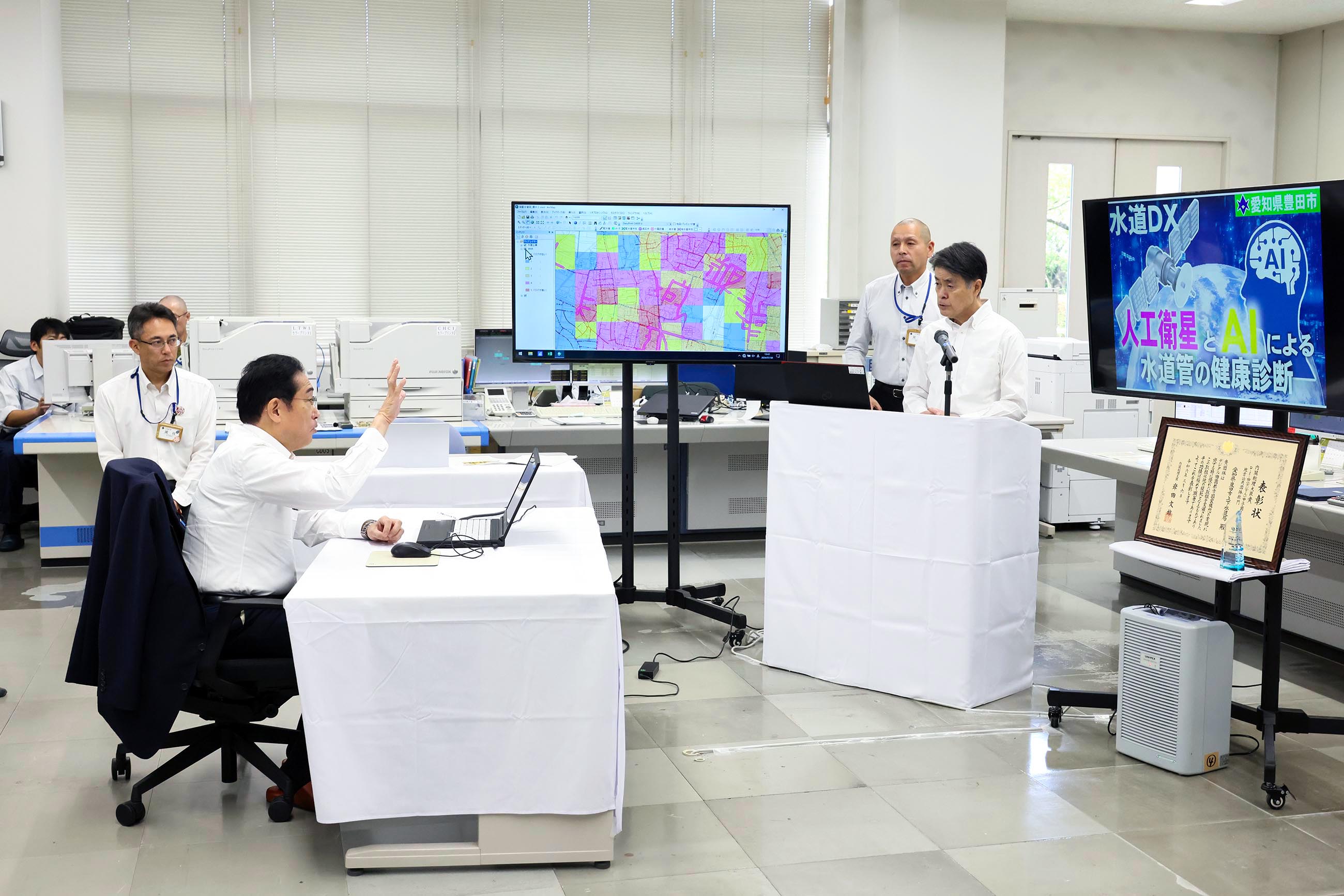 上水運用センターを視察する岸田総理２