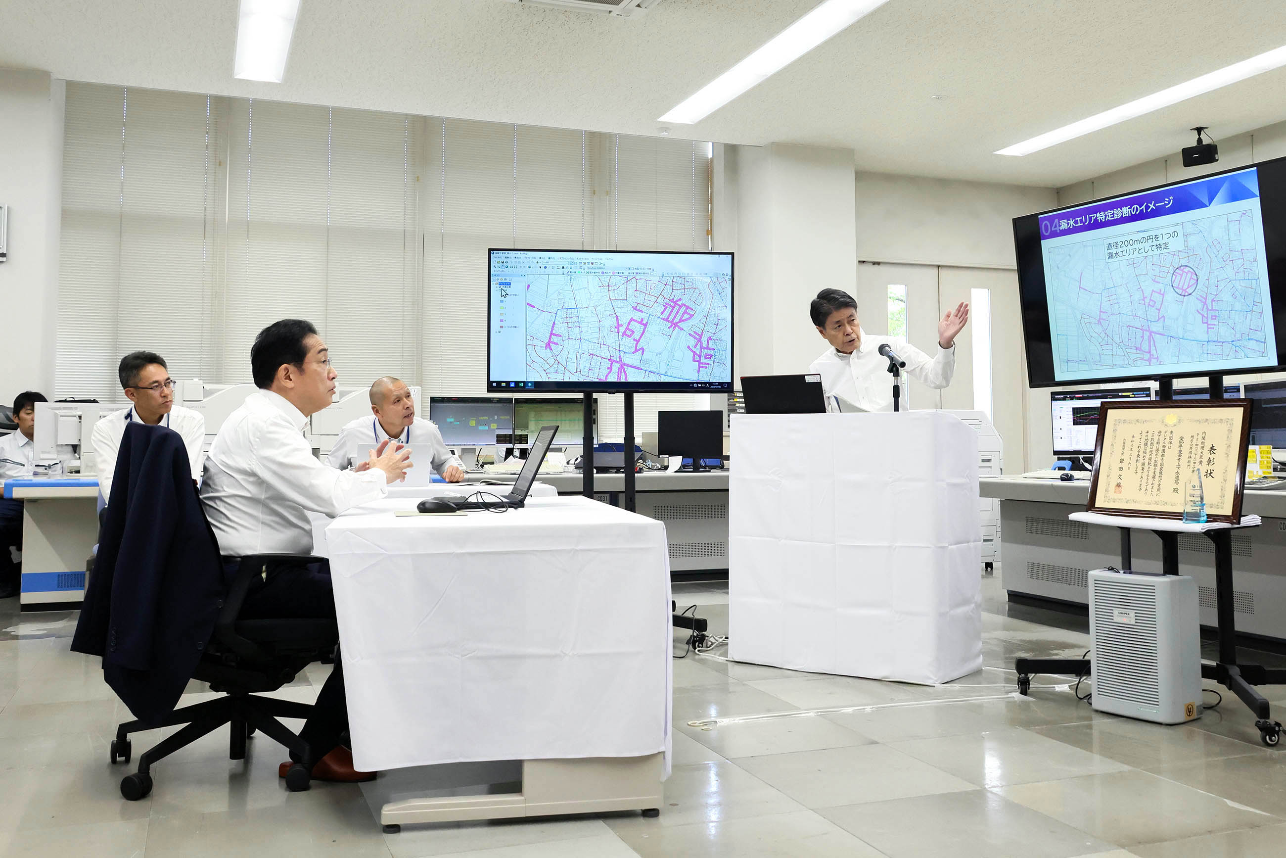 上水運用センターを視察する岸田総理５