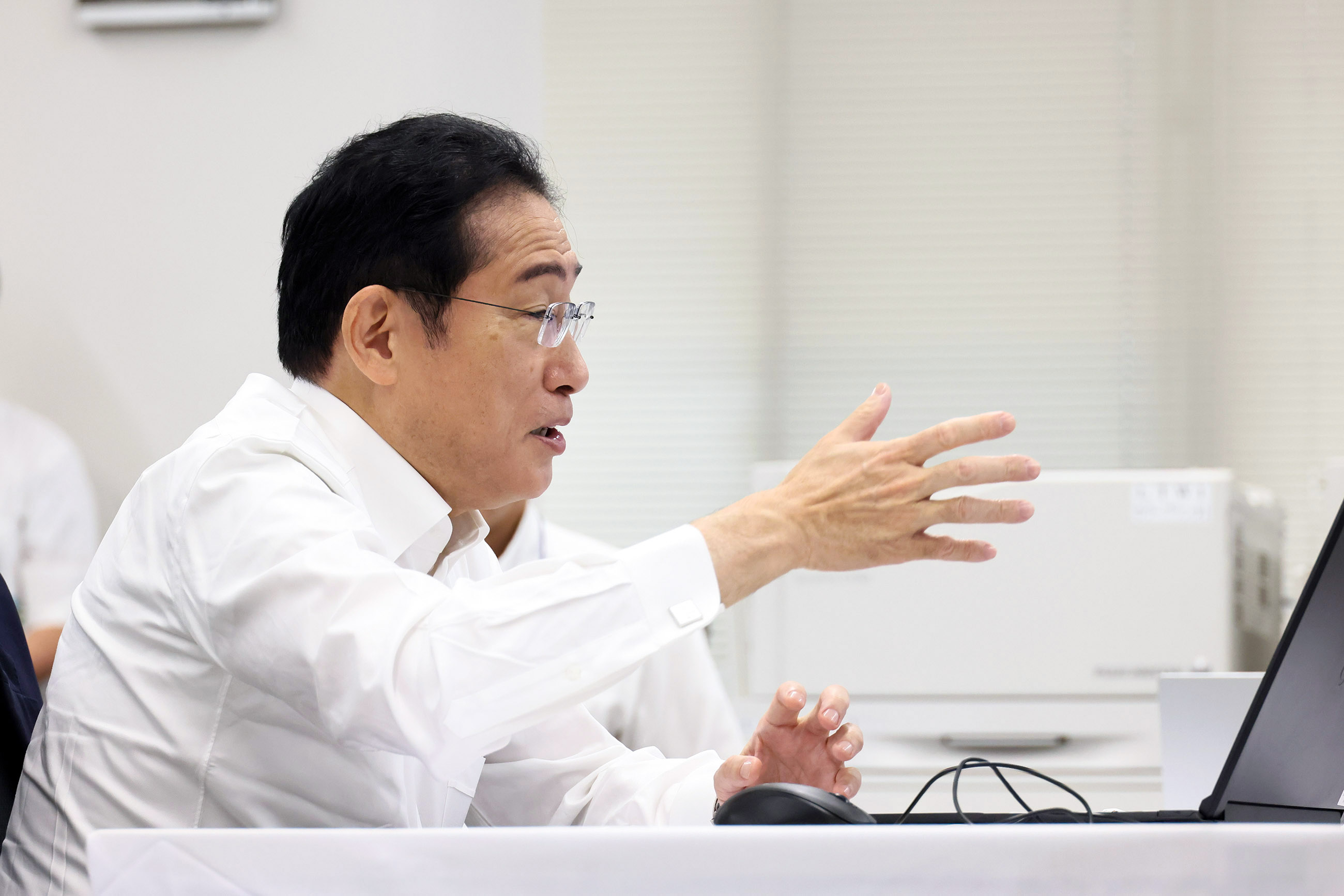 上水運用センターを視察する岸田総理６