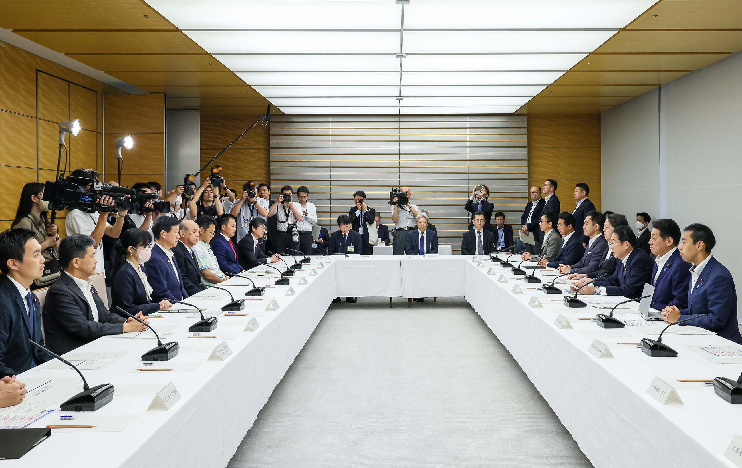会議のまとめを行う岸田総理３