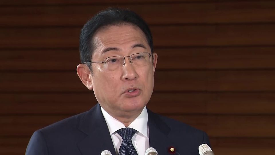 記者の質問に答える岸田総理