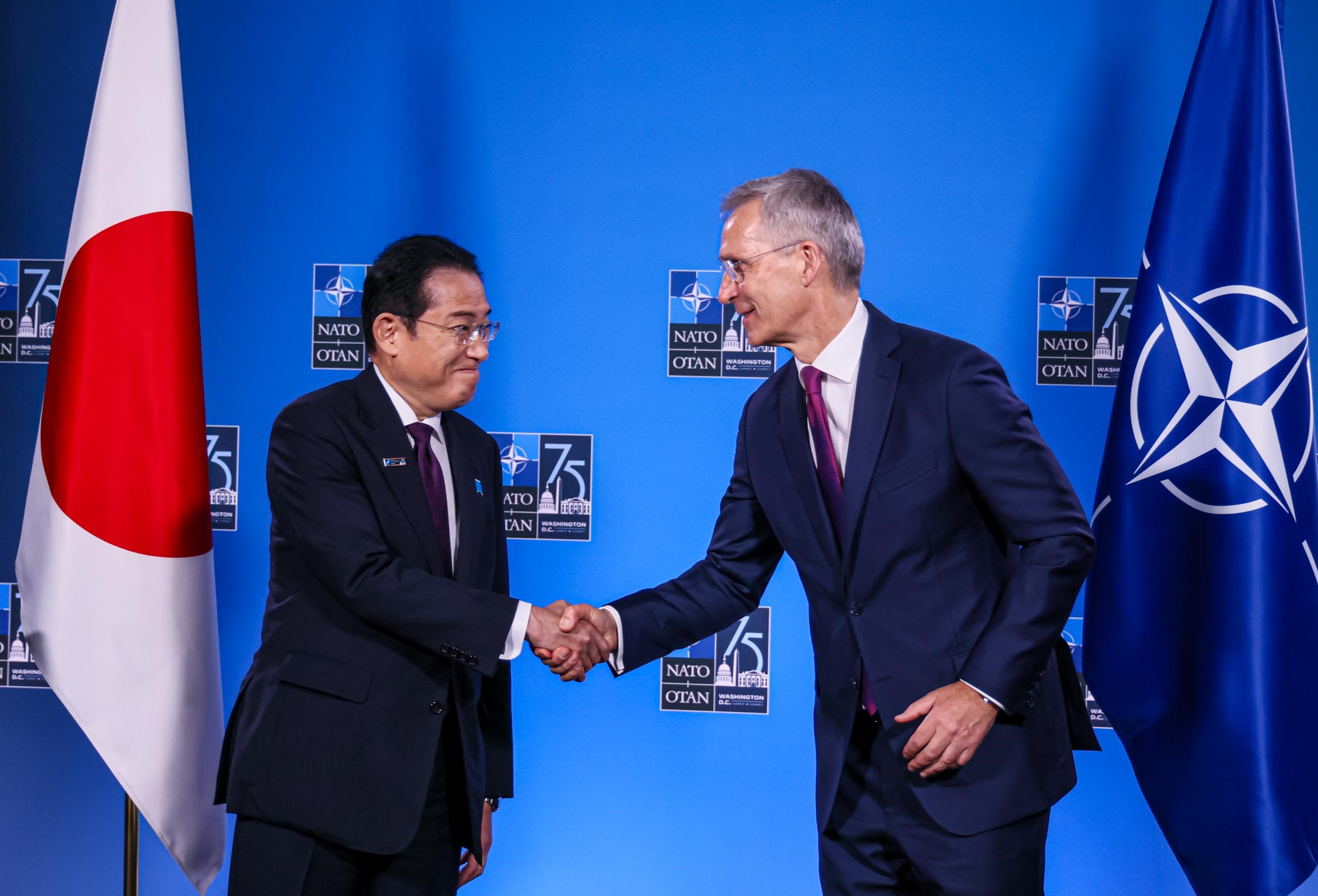ストルテンベルグ・ＮＡＴＯ事務総長と共同記者発表する岸田総理２
