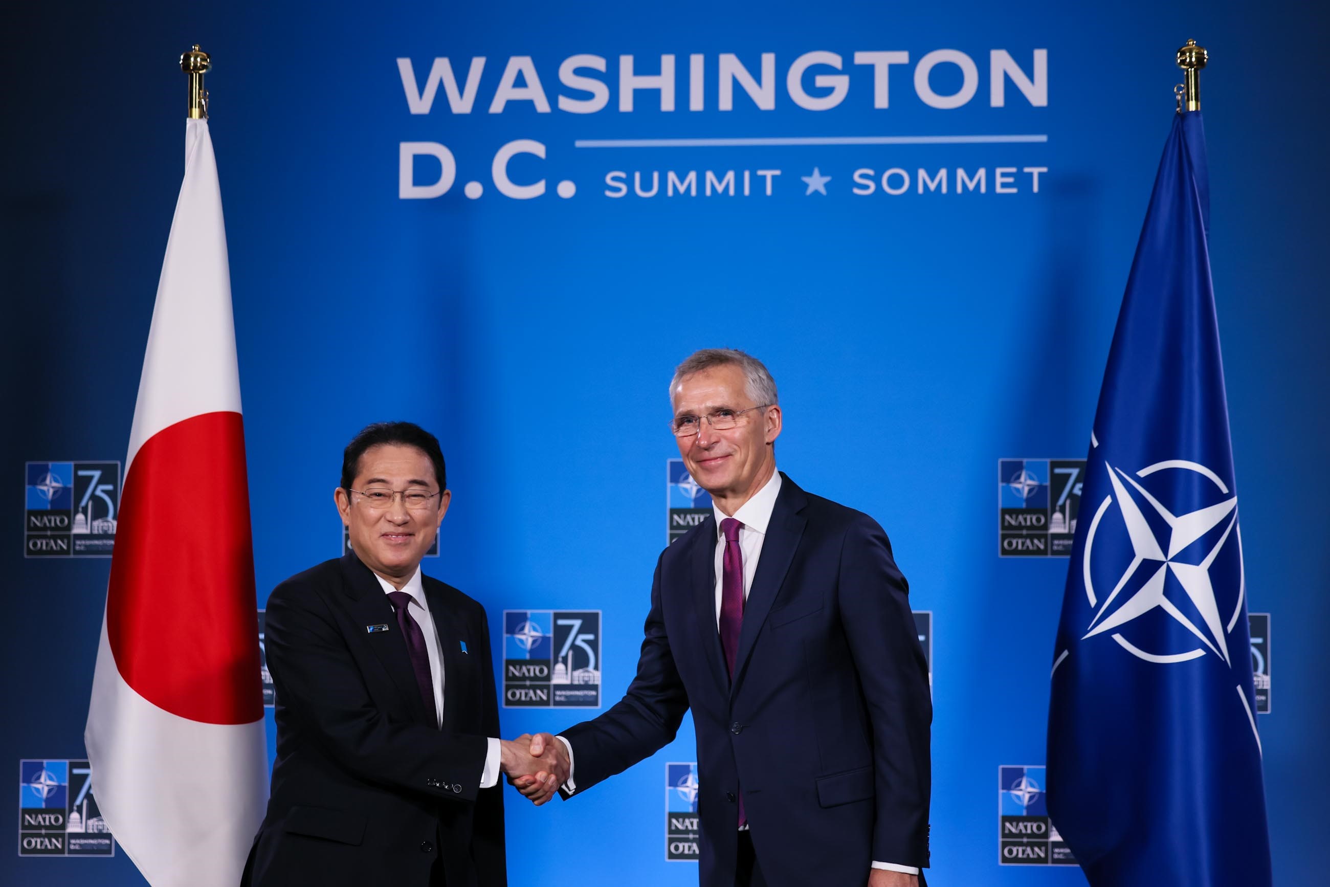 ストルテンベルグ・ＮＡＴＯ事務総長と共同記者発表する岸田総理３