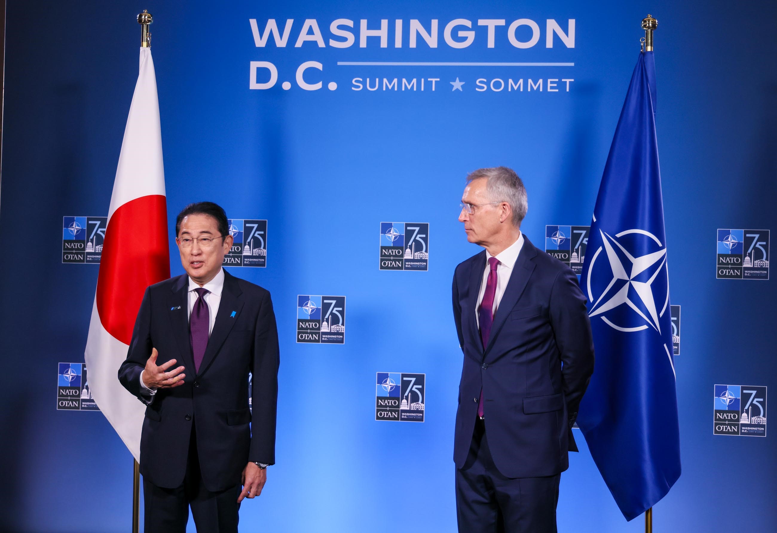 ストルテンベルグ・ＮＡＴＯ事務総長と共同記者発表する岸田総理４