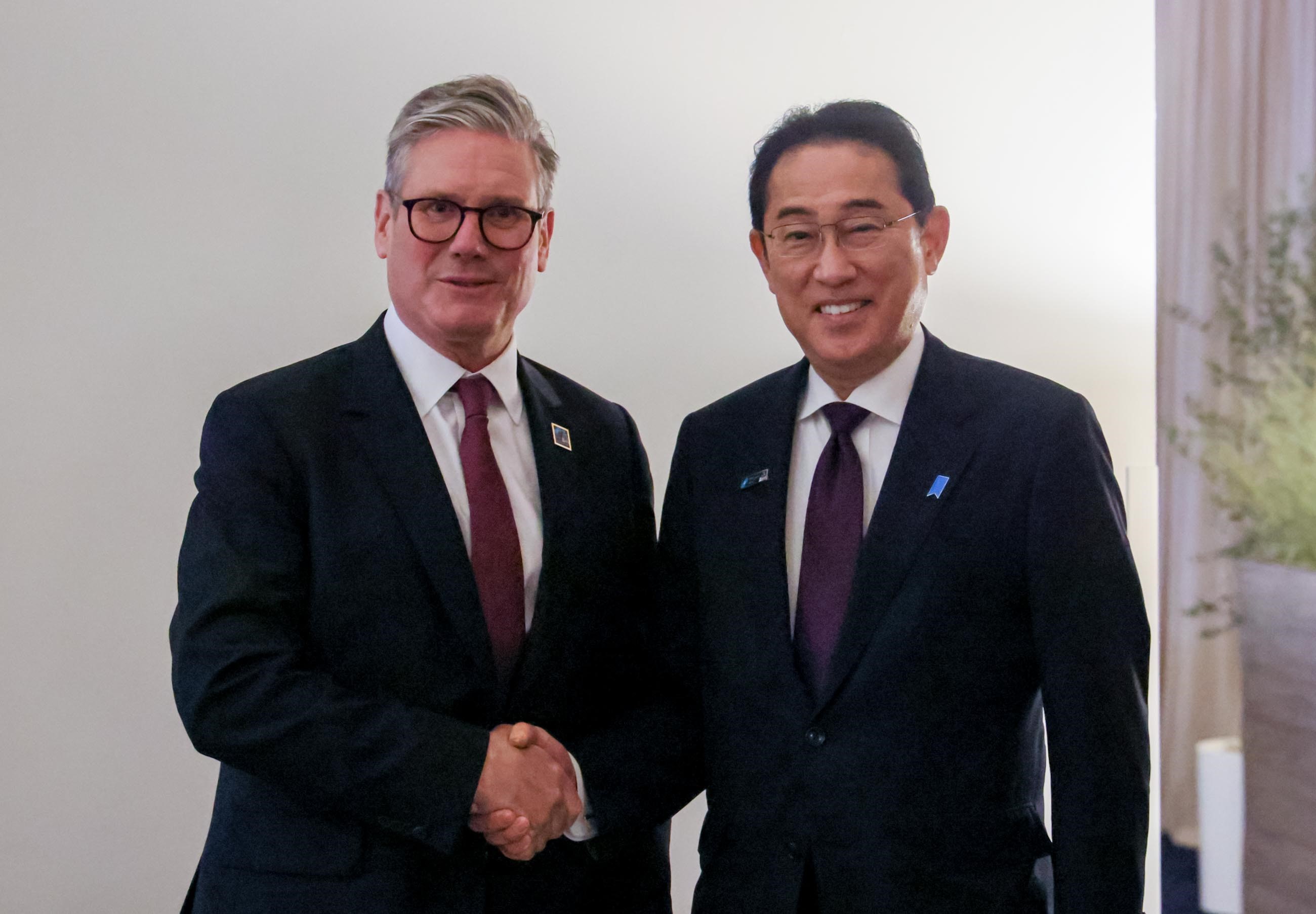 スターマー・英国首相と会談する岸田総理１