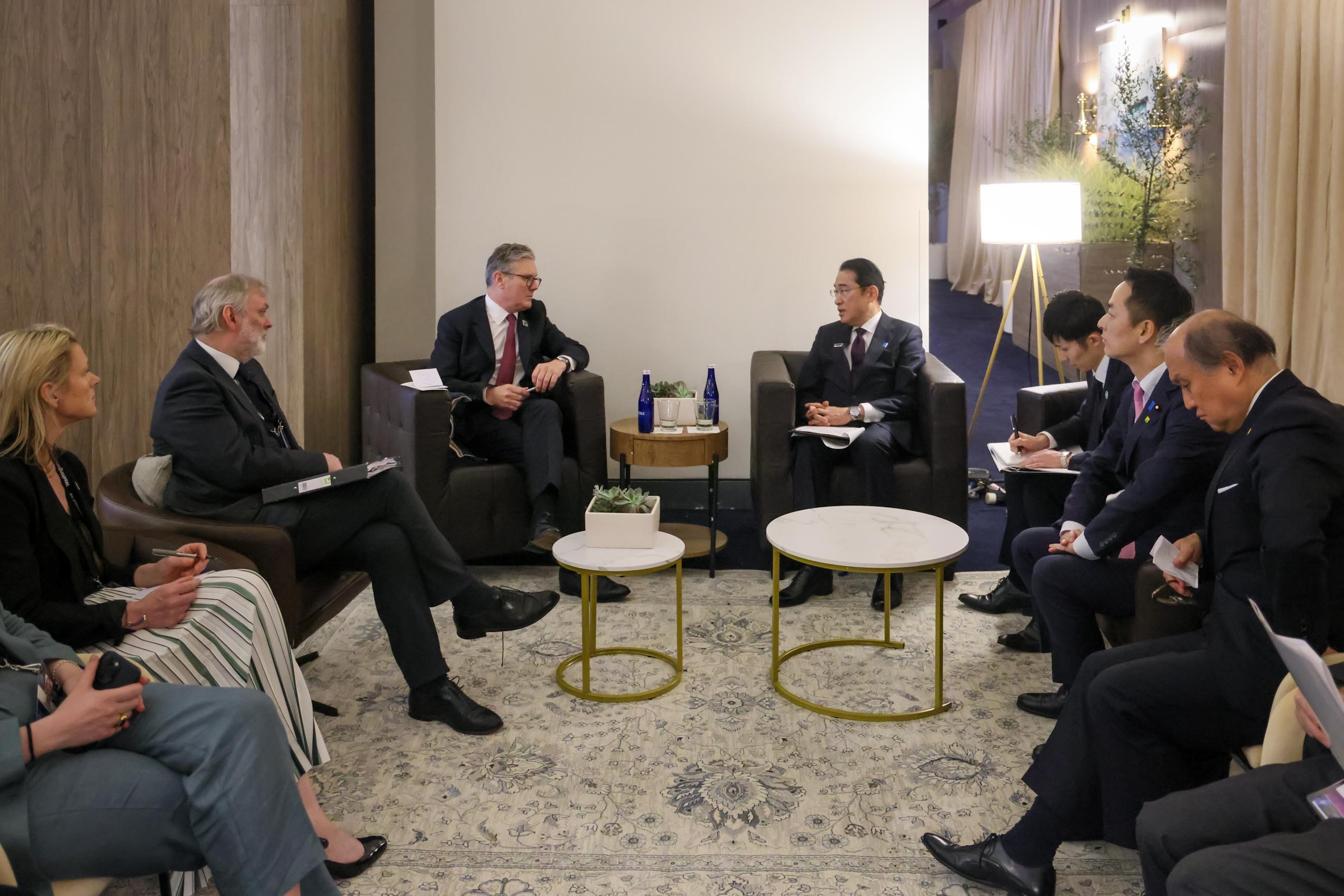 スターマー・英国首相と会談する岸田総理２