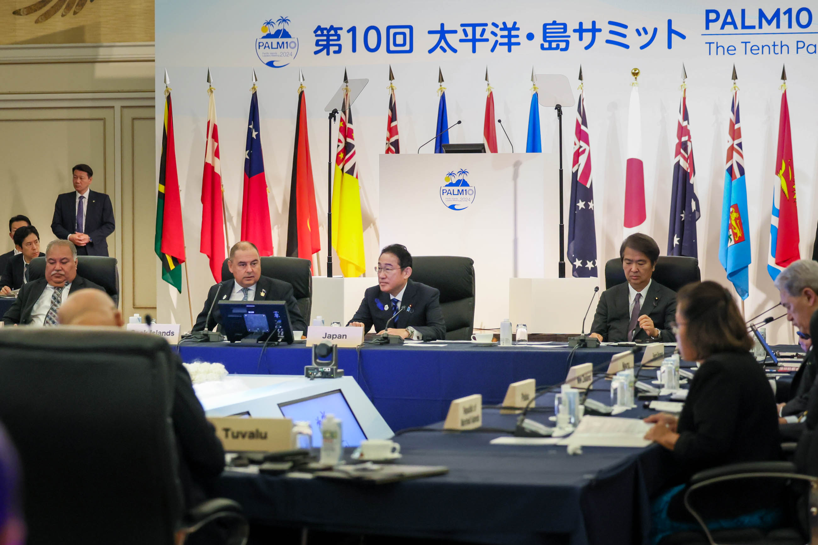 開会セッションに臨む岸田総理１