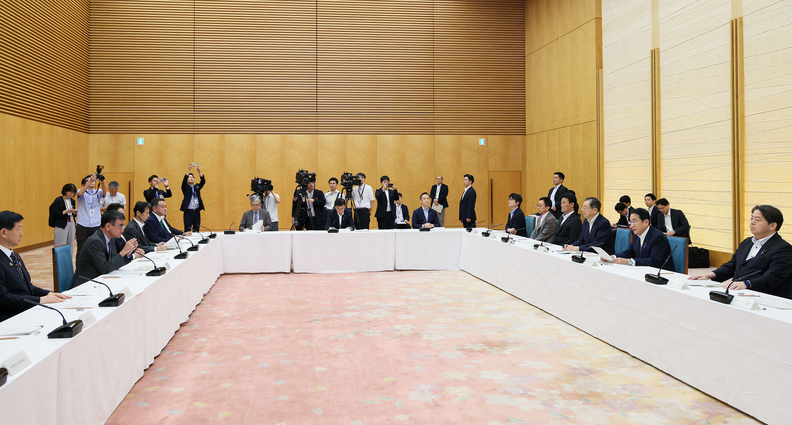 会議のまとめを行う岸田総理２