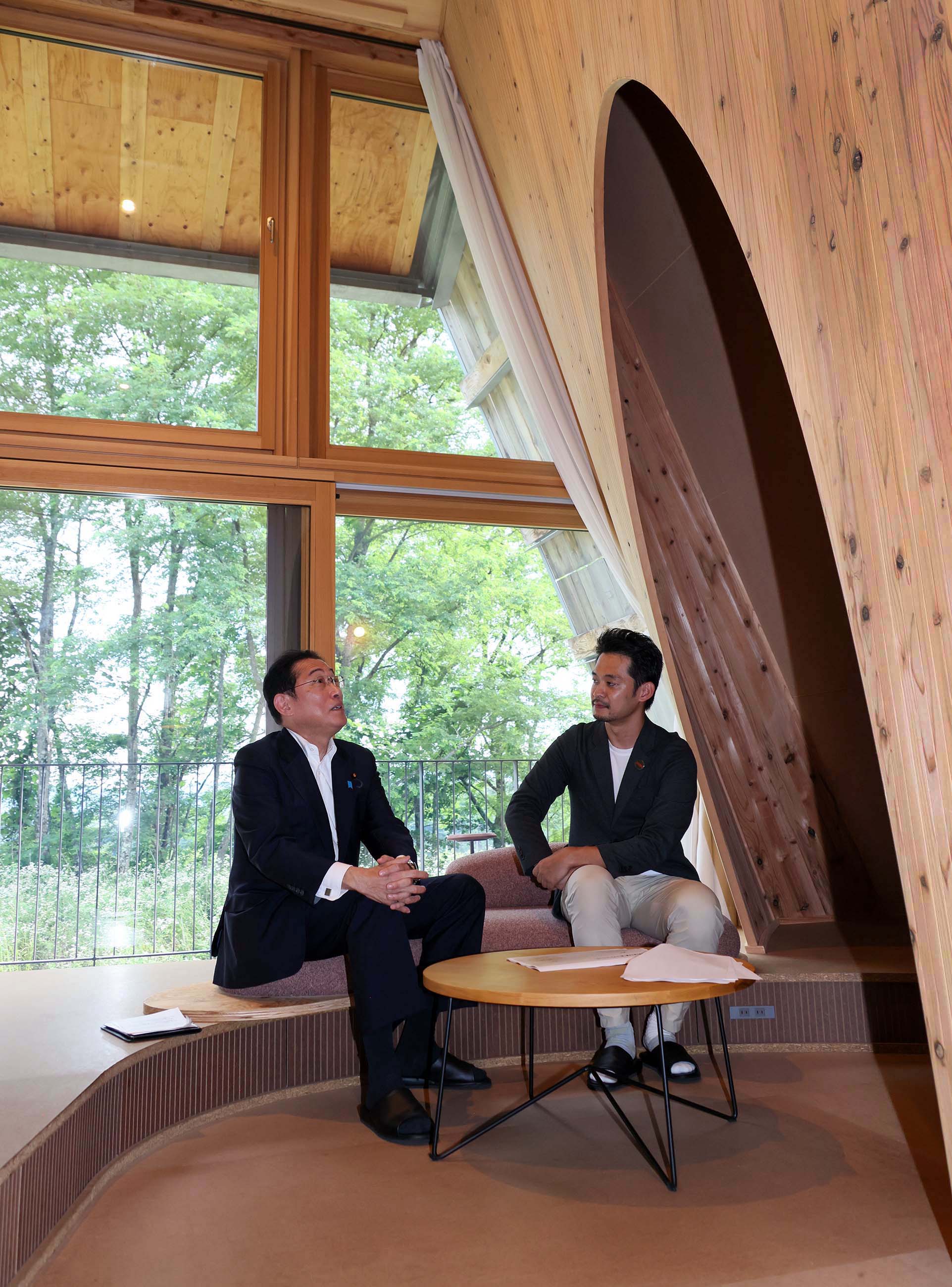 ＳＡＮＵ　２ｎｄ　Ｈｏｍｅ軽井沢１ｓｔを視察する岸田総理２